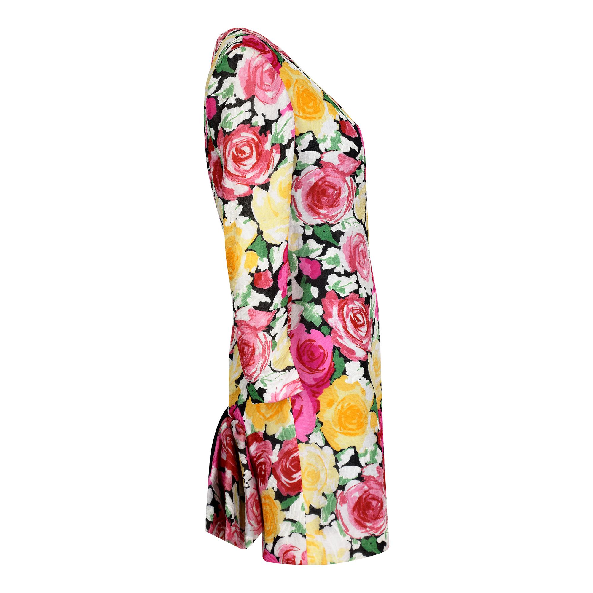 Un vero tesoro, questo incredibile abito ha sfilato per la memorabile collezione primavera 1988 di Christian Lacroix. Questo pezzo raro e altamente collezionabile appartiene alla breve vita dell'etichetta Lux di Lacroix. Concepita come una linea di