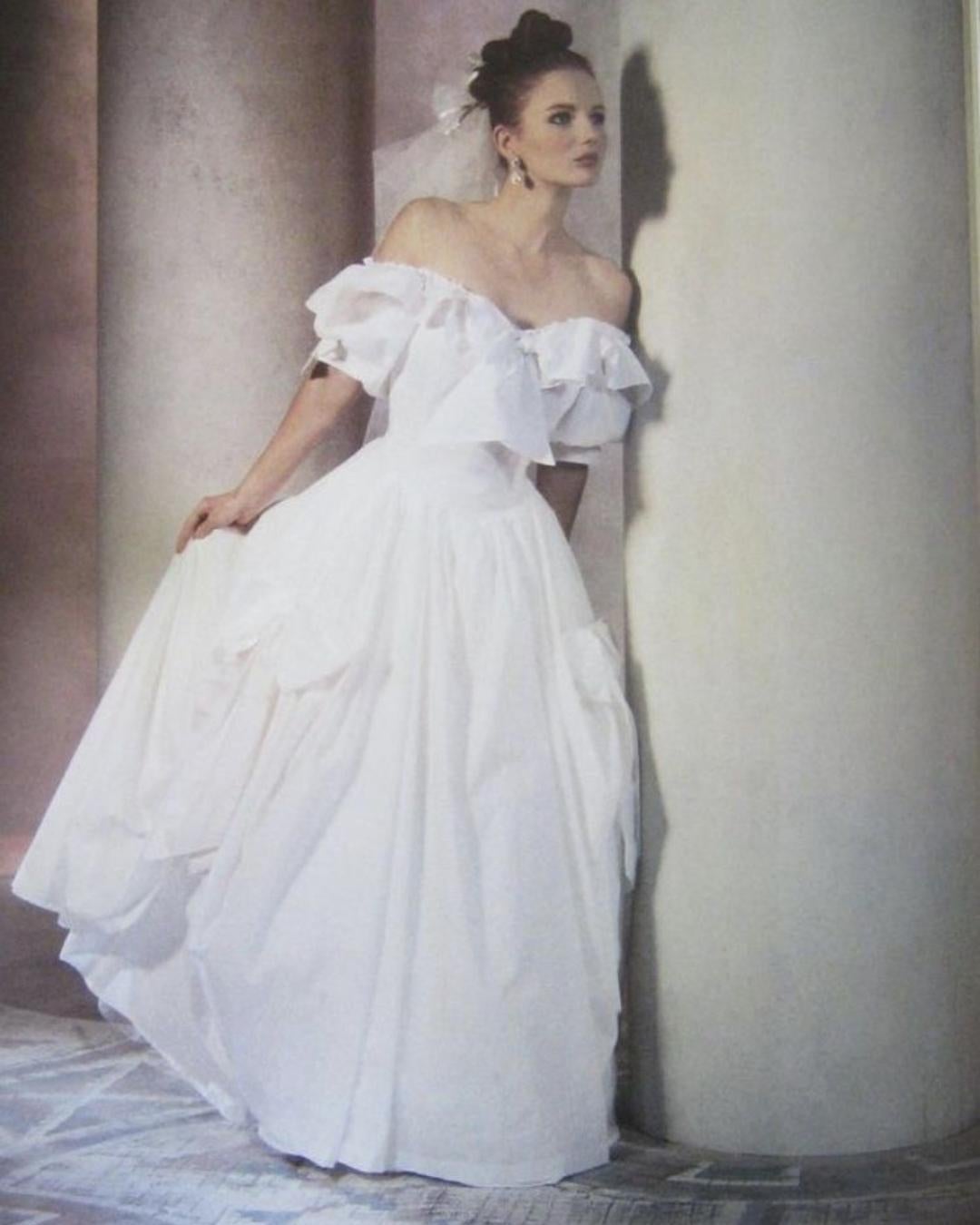 1988 Documentato Abito da sposa Laura Ashley con stampa in rilievo bianco in vendita 1