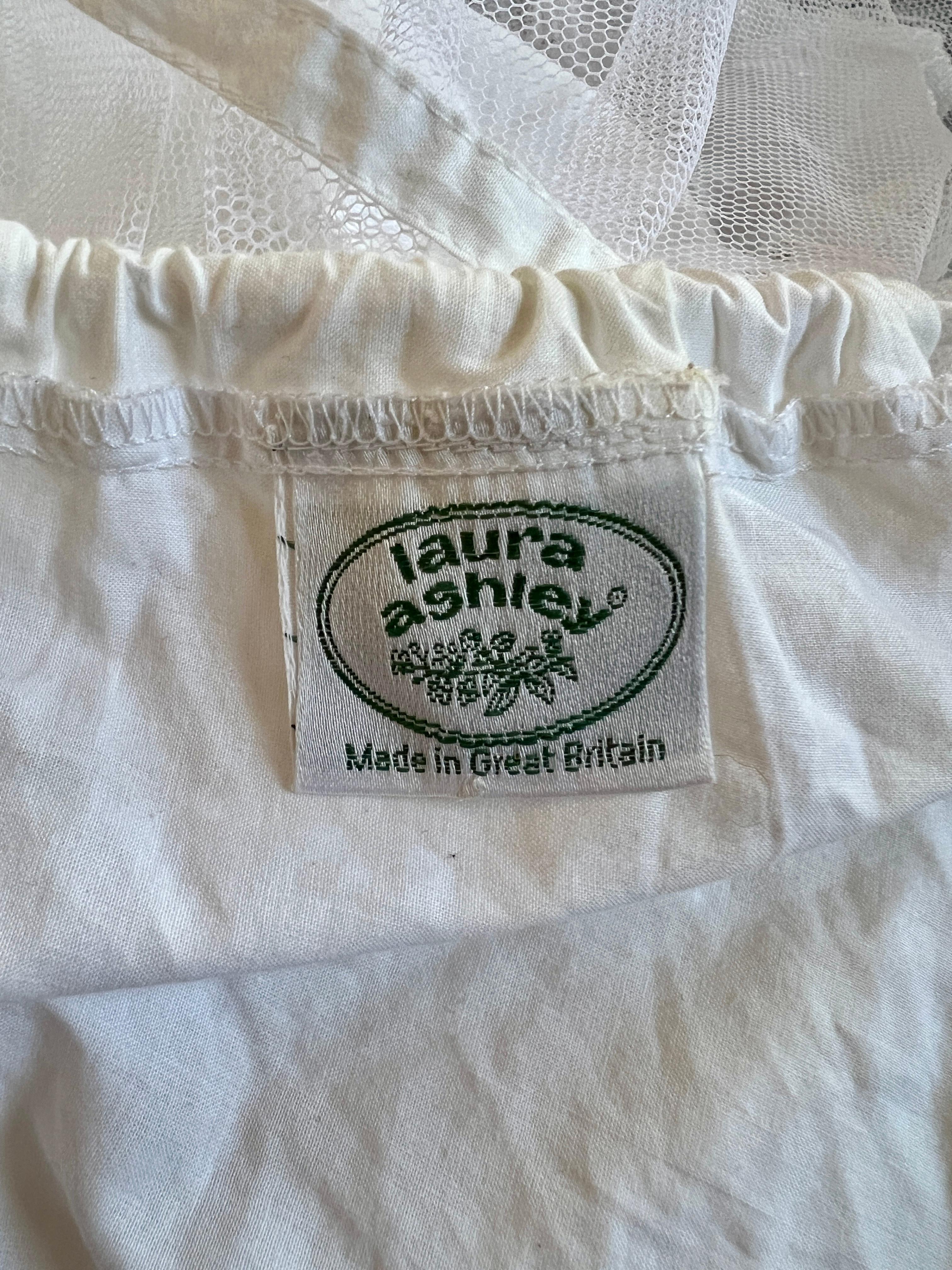 1988 Documentato Abito da sposa Laura Ashley con stampa in rilievo bianco in vendita 2