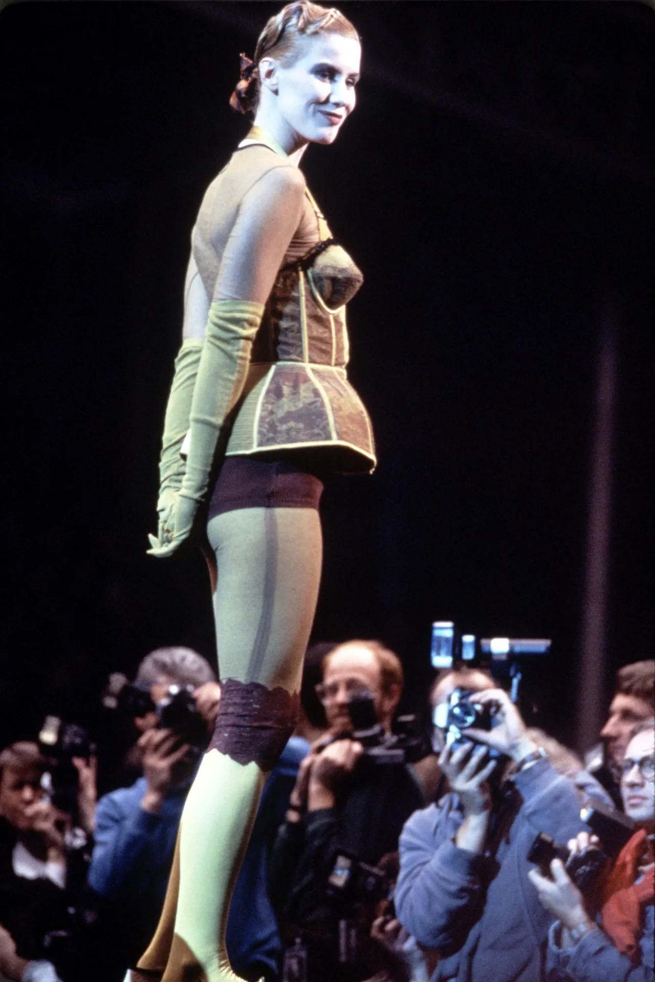 Ensemble de lingerie bustier Jean Paul Gaultier « Cone Bra » en dentelle de cowboy documentée 1988 6