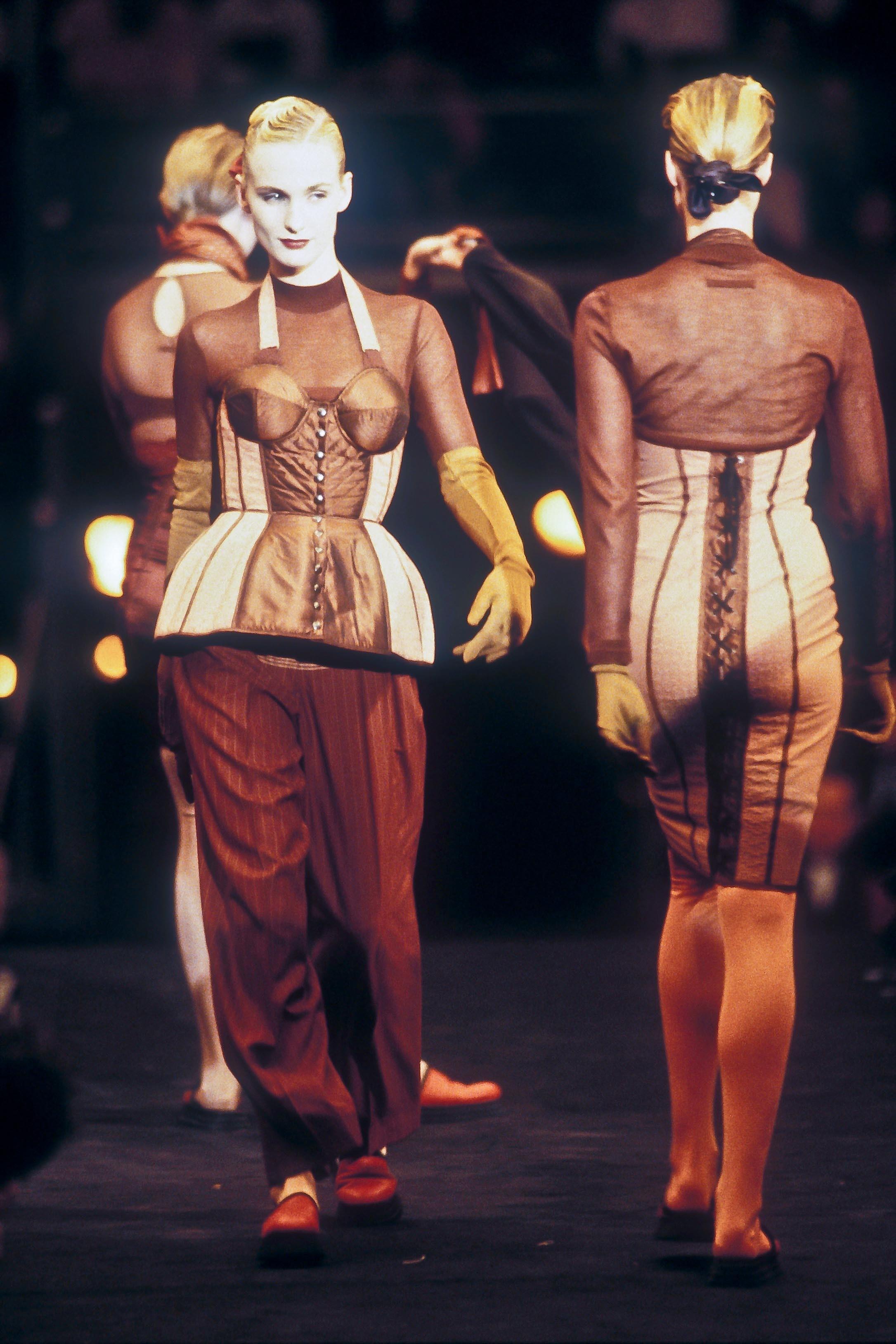 Ensemble de lingerie bustier Jean Paul Gaultier « Cone Bra » en dentelle de cowboy documentée 1988 11