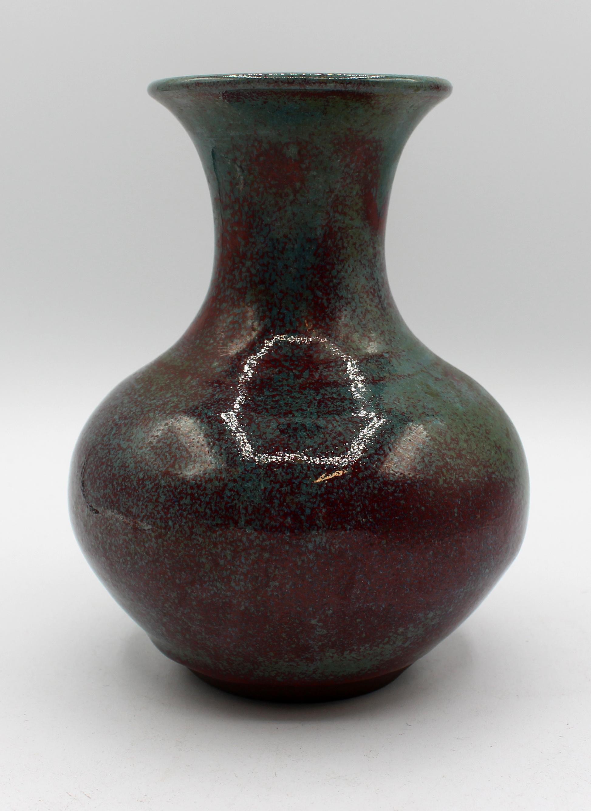 1988 Jugtown Oriental Translation Vase aus blauer & Sang de Boeuf Glasur. Kreisförmige Jugtown Ware eingeprägte Marke & eingeprägtes Datum. 6 1/4