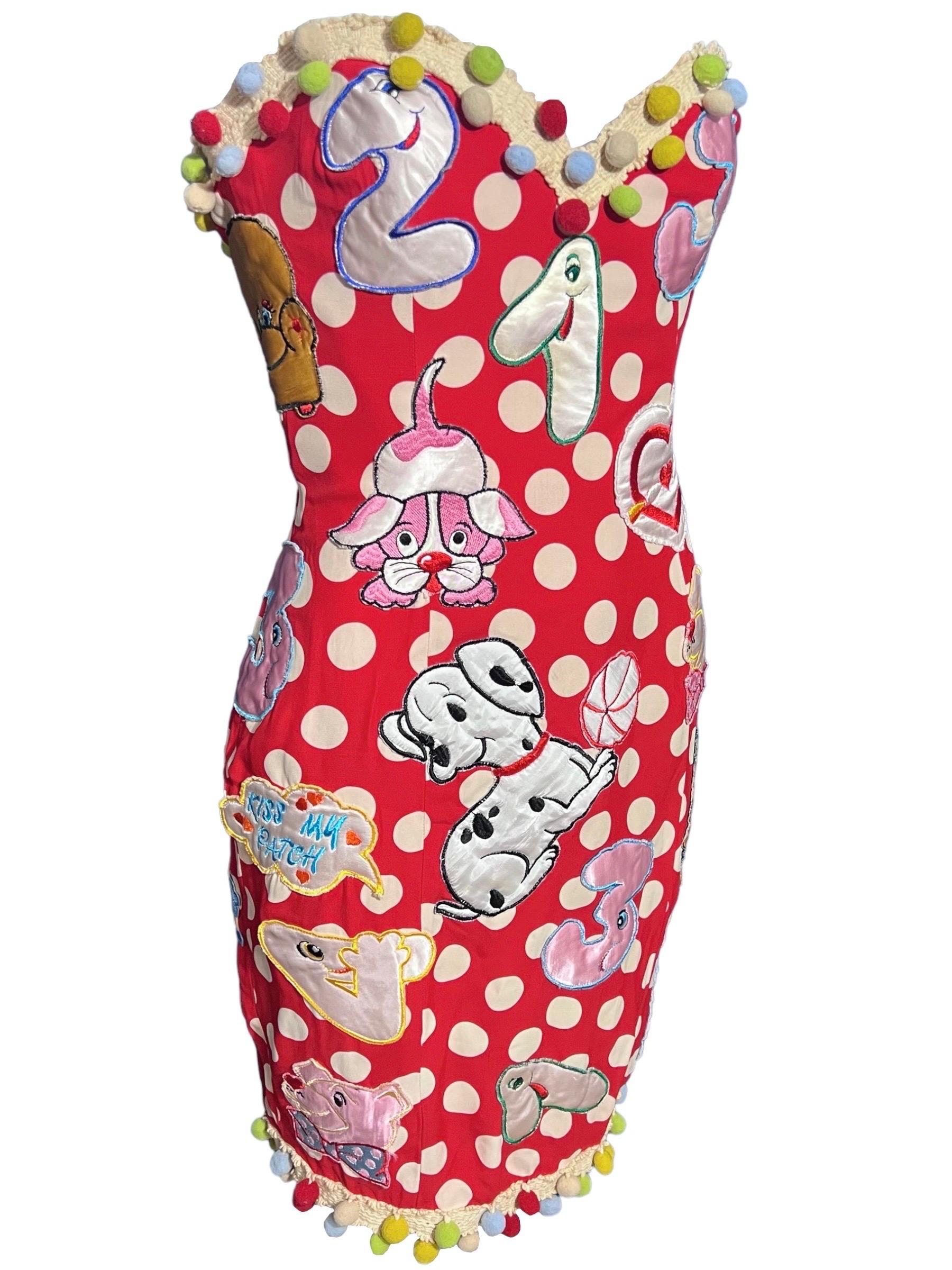 Robe bustier en soie à pois rouge et blanc cassé, brodée de patchs de dessins animés sur l'ensemble de la robe, très amusante et fantaisiste, rare chez Moschino en 1988.
Une pièce emblématique de l'histoire de Moschino.
Parmi les écussons, on trouve
