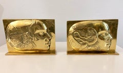 1988 Pierre-Yves Tremois Pareja francesa de sujetalibros con panel escultórico de bronce dorado
