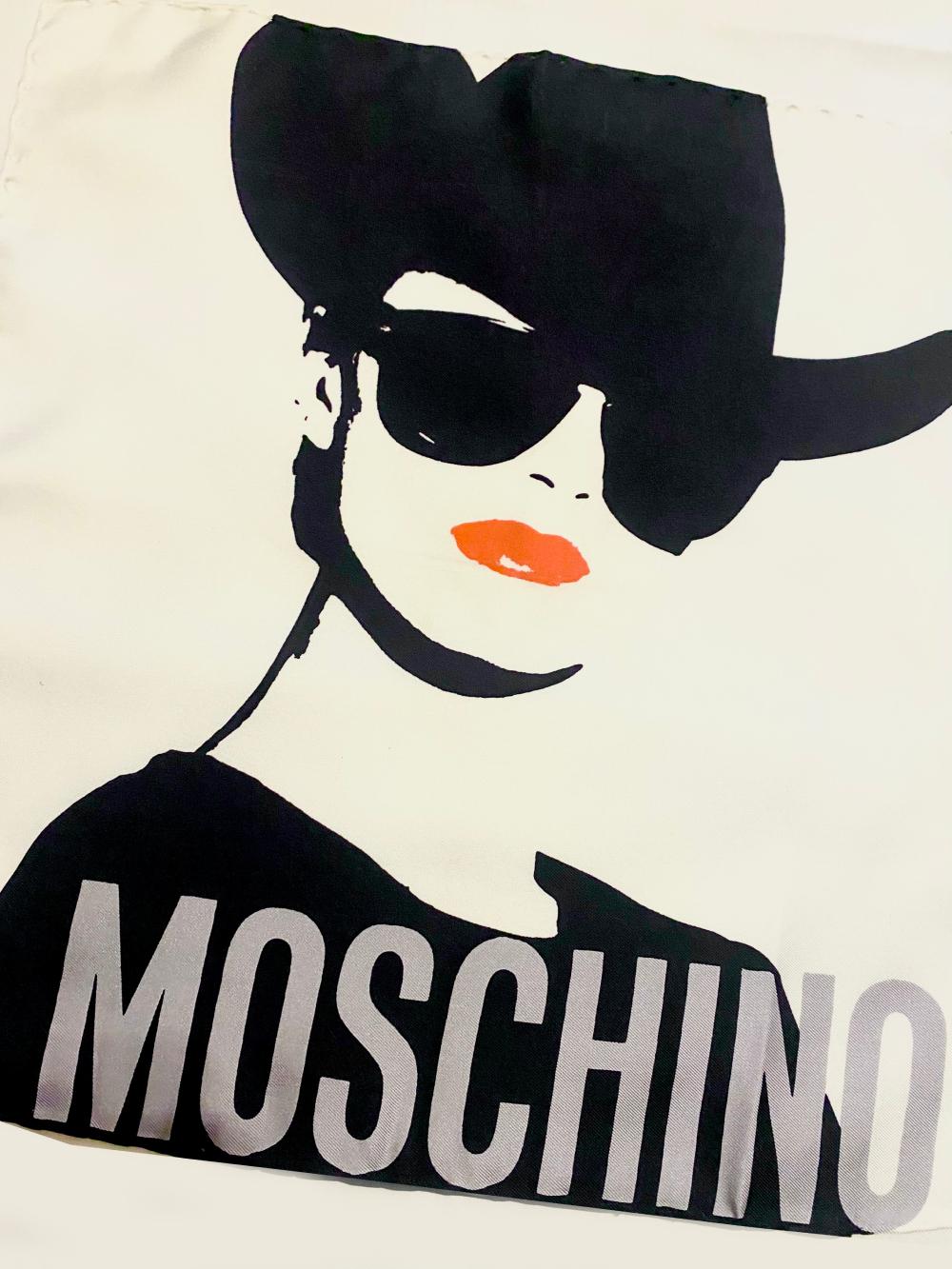 1988 Ikonisch Extrem selten Franco Moschino Frau mit Cowboyhut Seidenschal 
Dies ist ein authentisches Franco Moschino aus seiner 1988 Modekollektion und Show, 100% Seide, Made in Italy 

Abmessungen: 31 x 31 cm 
Zustand: 1988, sehr guter Jahrgang.