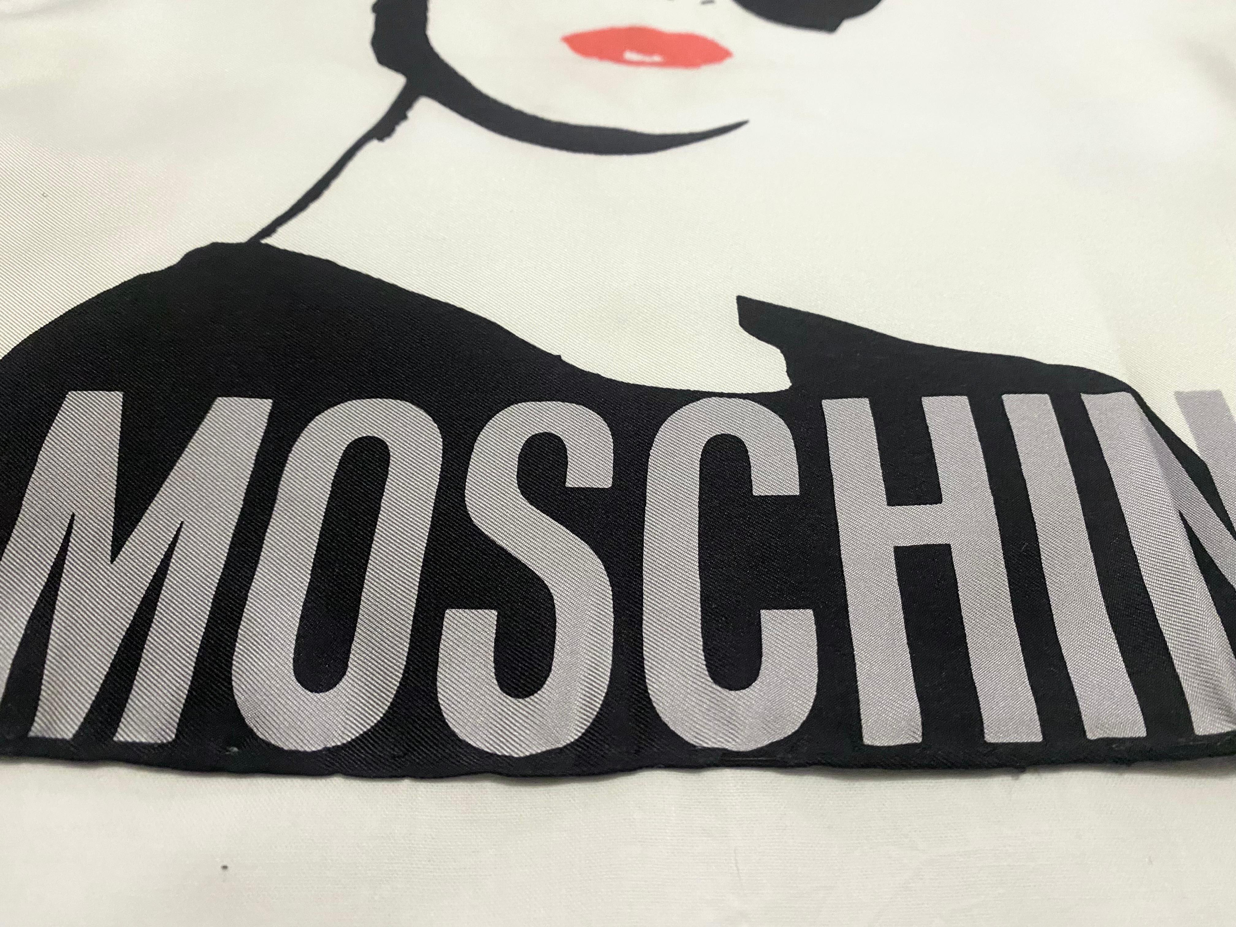 1988  Laufsteg Show Franco Moschino Seidenschal (Weiß) im Angebot