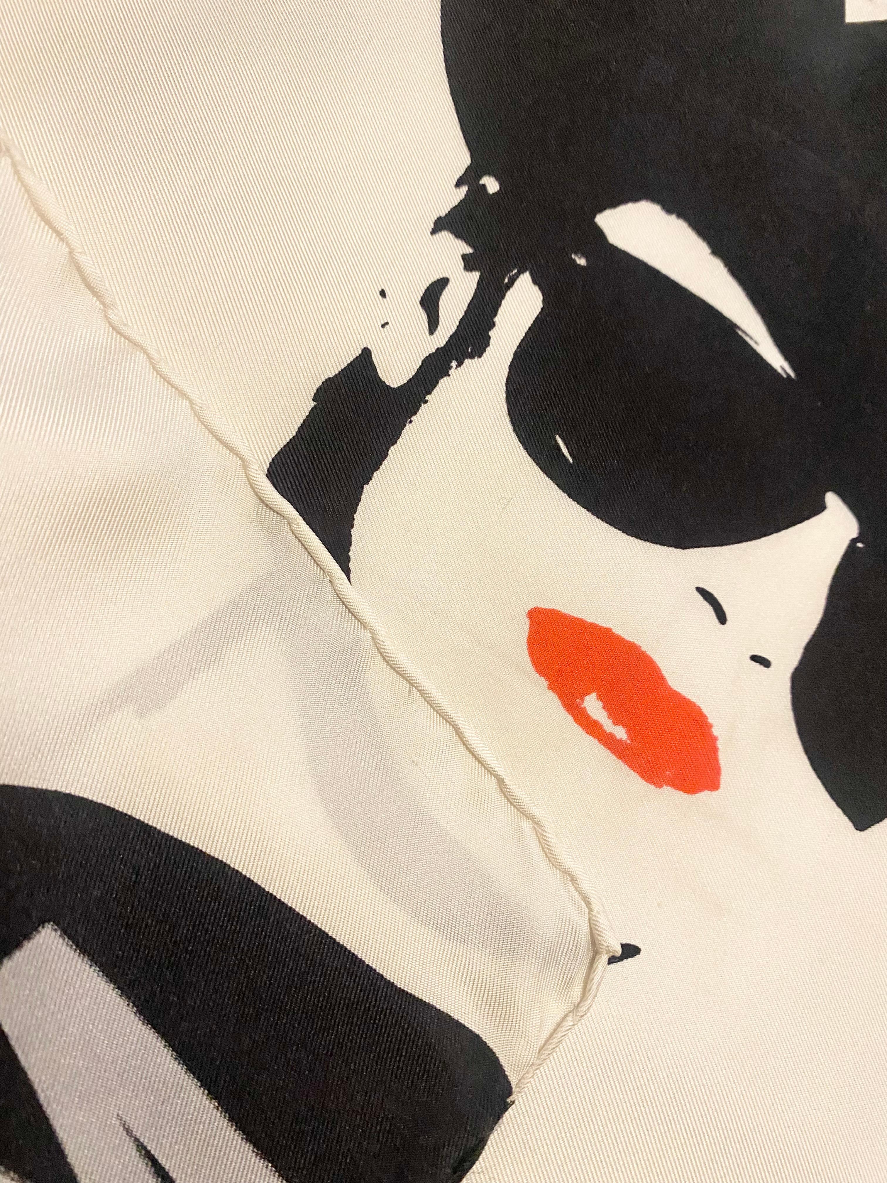 1988  Laufsteg Show Franco Moschino Seidenschal für Damen oder Herren im Angebot