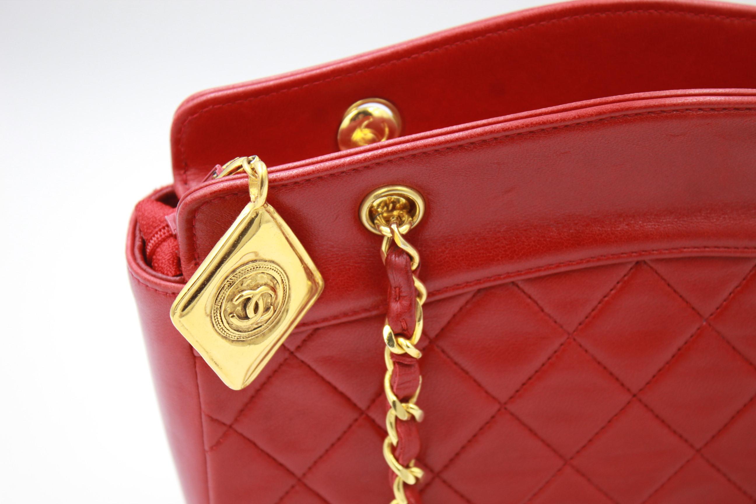 Really Lovely and hard to find vintage red lambskin leather Chanel bag.
Really excellent vintage condition, no major sign of use.
Card and hologram
Shiny golden chain
Mini Size 21*14.5