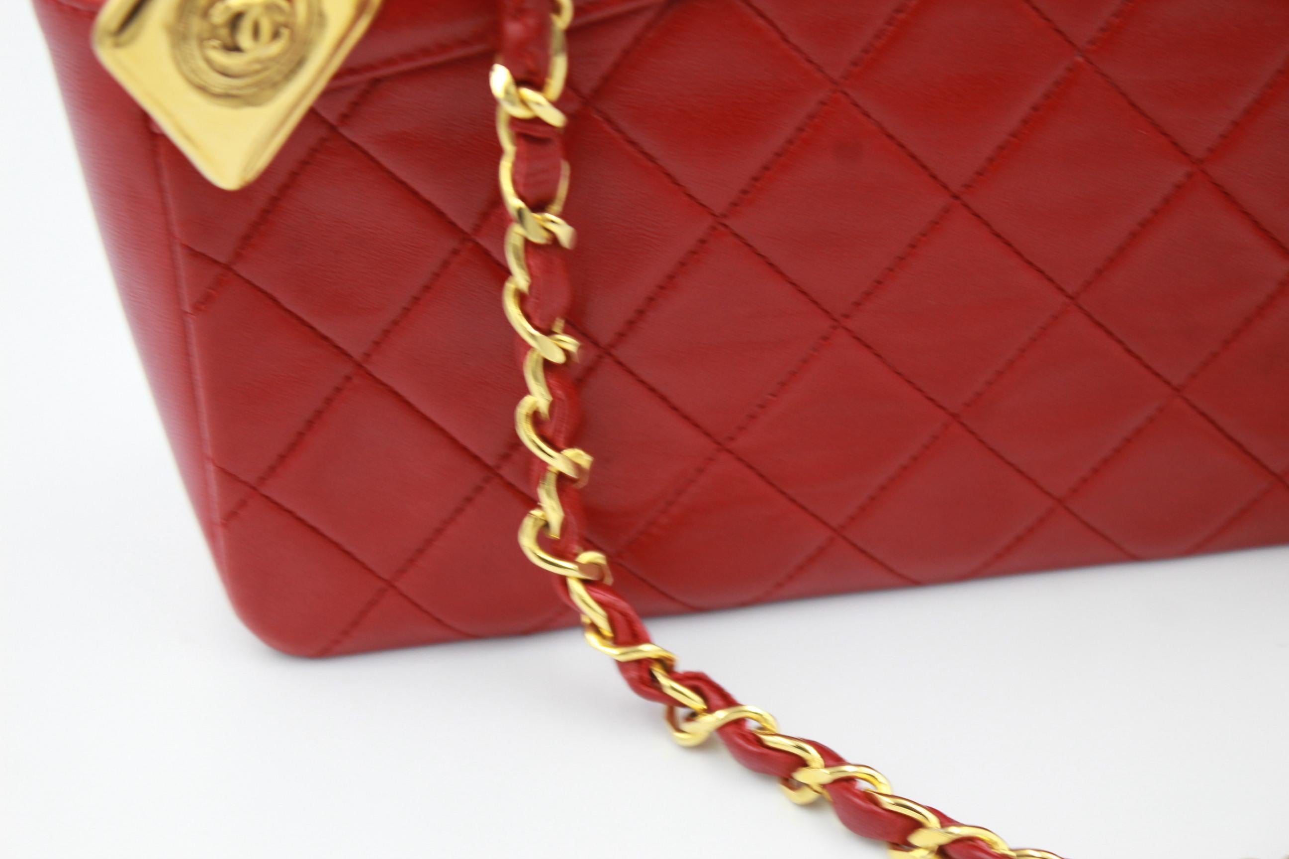 1989-1990 Vintage Mini Chanel Red Lambskin  Quilted Bag  In Excellent Condition In Paris, FR