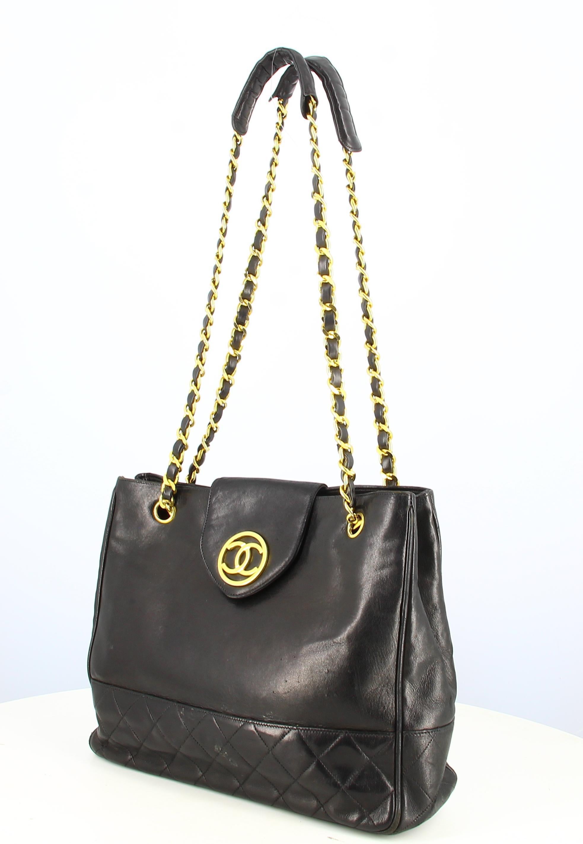 - 1989-1991 Chanel Black Leather Handbag
- In good condition, showing slight wear and tear over time.
- Chanel Black Handbag, Hanses Golden Chain interlaced in black leather. Golden double C clasp, pressure button, padded part at the bottom of the