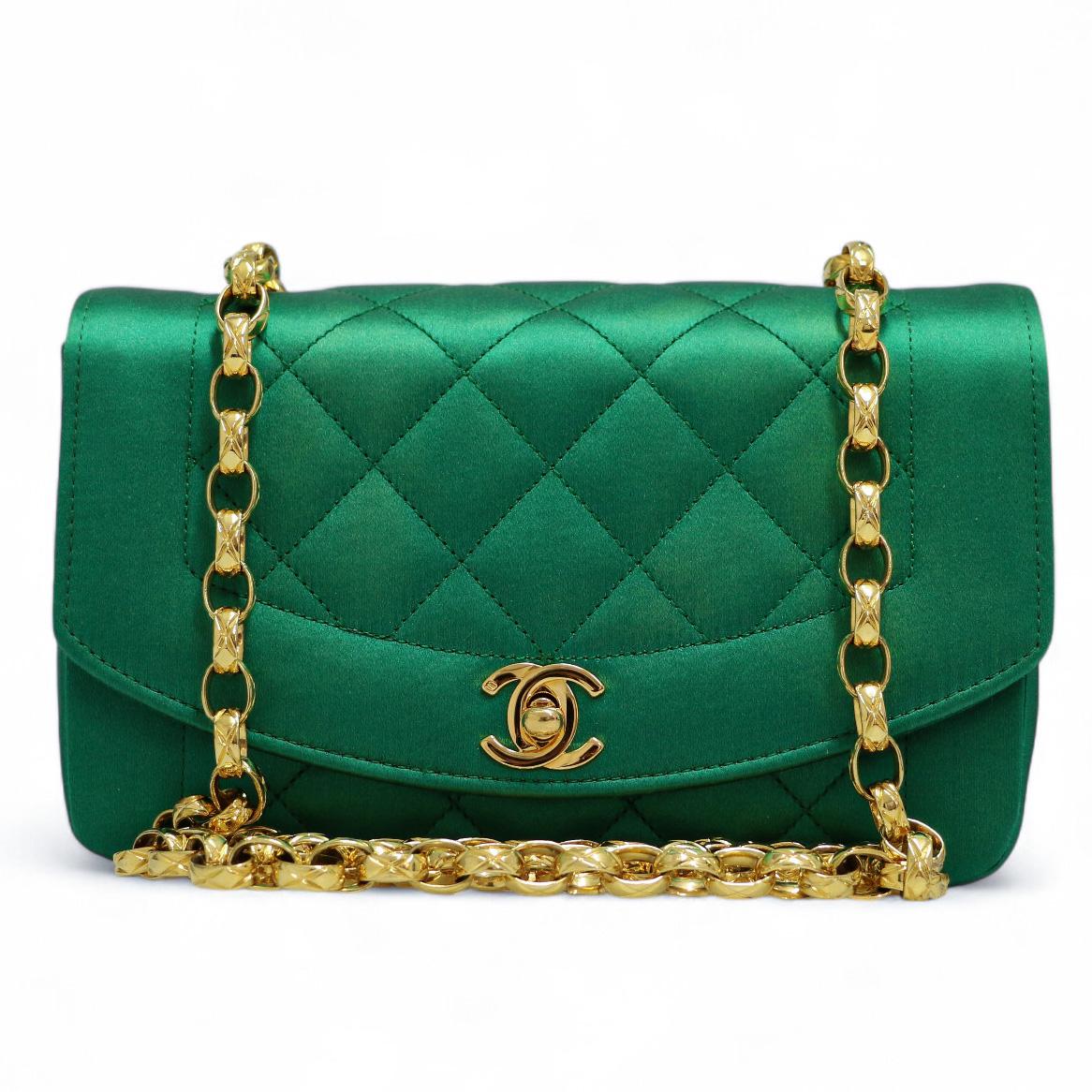 Impresionante bolso Chanel vintage : mini Diana de satén acolchado verde esmeralda con herrajes de metal chapado en oro de 24 quilates. Magnífica cadena acolchada de metal chapado en oro, el bolso puede llevarse al hombro o cruzado. El bolso se