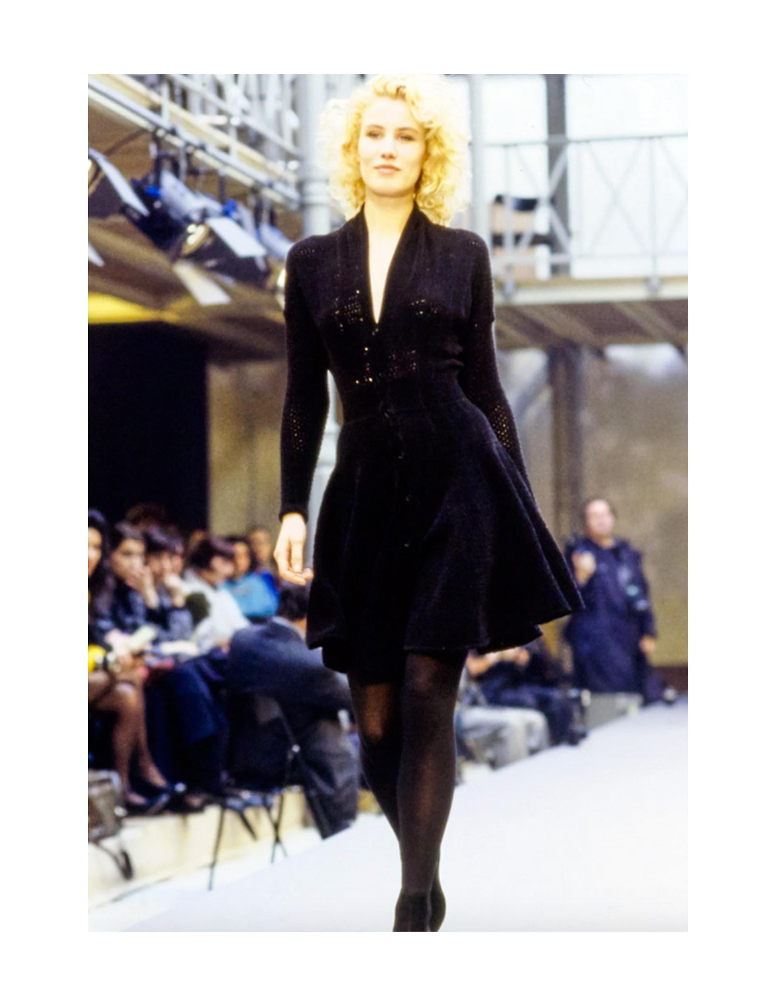 1989 AZZEDINE ALAIA vestido de chenilla negro RUNWAY en venta 11