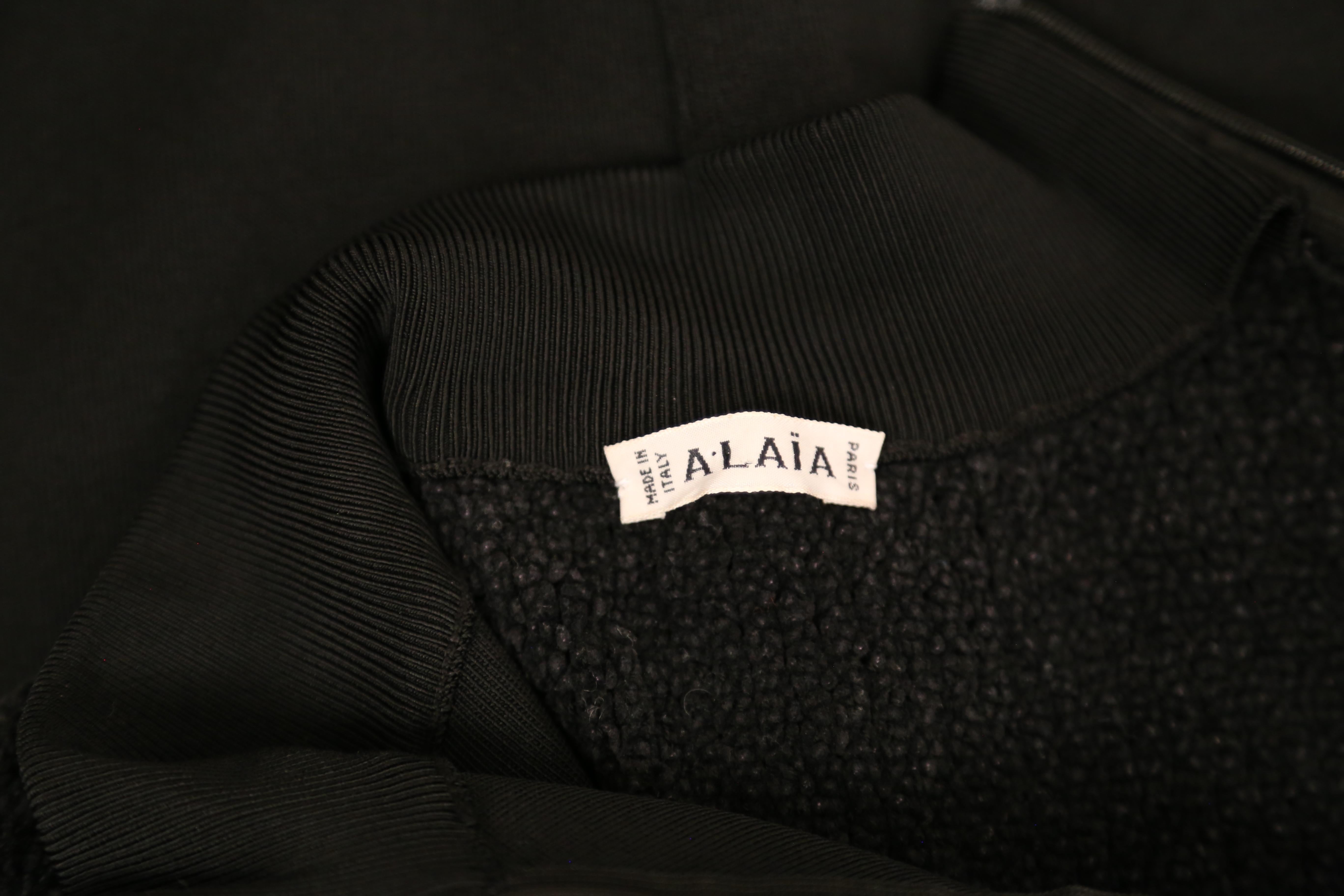 1989 AZZEDINE ALAIA robe RUNWAY noire avec panneaux en chenille transparente en vente 4