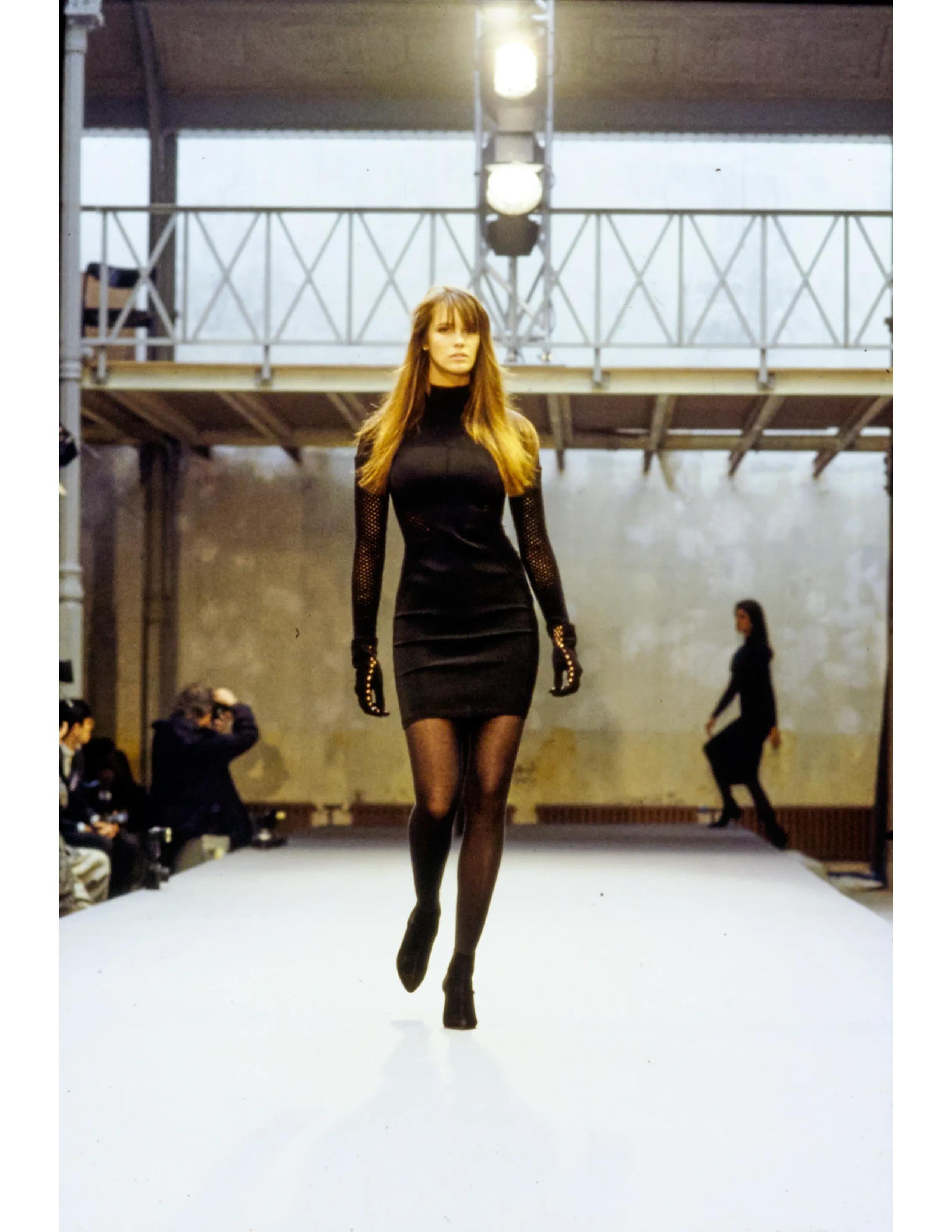1989 AZZEDINE ALAIA robe RUNWAY noire avec panneaux en chenille transparente en vente 5