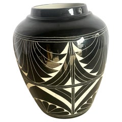 1989 Vaso in ceramica sgraffita in bianco e nero dei fratelli Curras