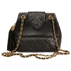 1989 Chanel schwarz gesteppte Lammfell Vintage Zeitlose Fransen Bucket Bag