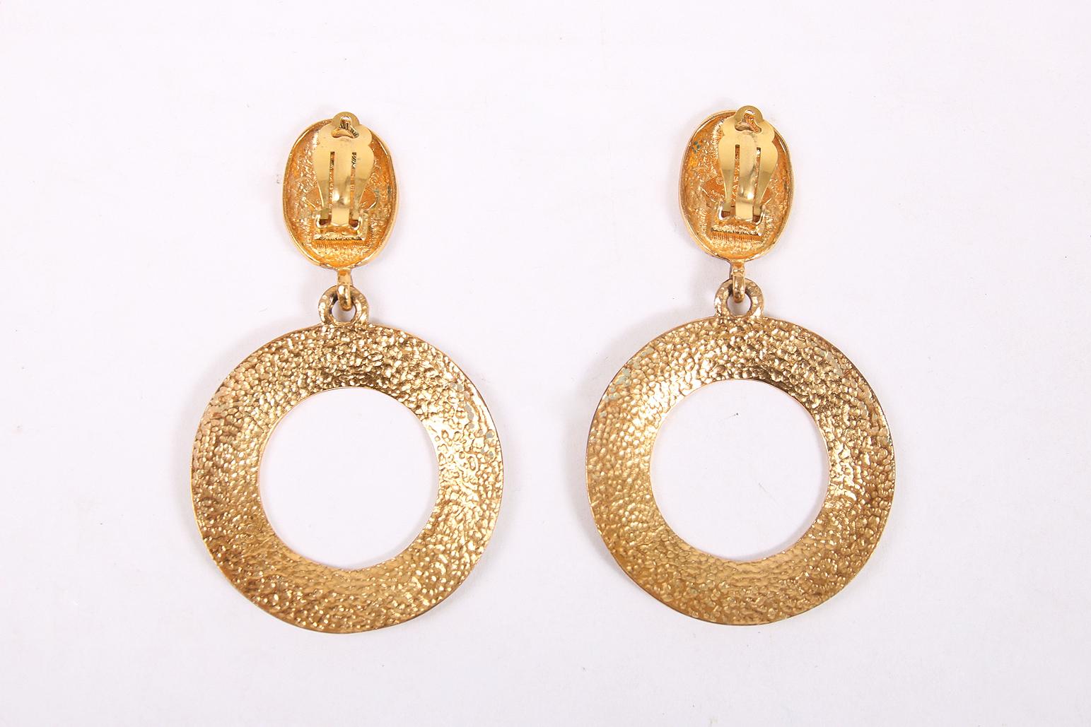 1989 Chanel Dangling Hammered Gold Hoop Earrings Etched w/CC Logo & Crown Motif In Excellent Condition For Sale In Studio City, CA