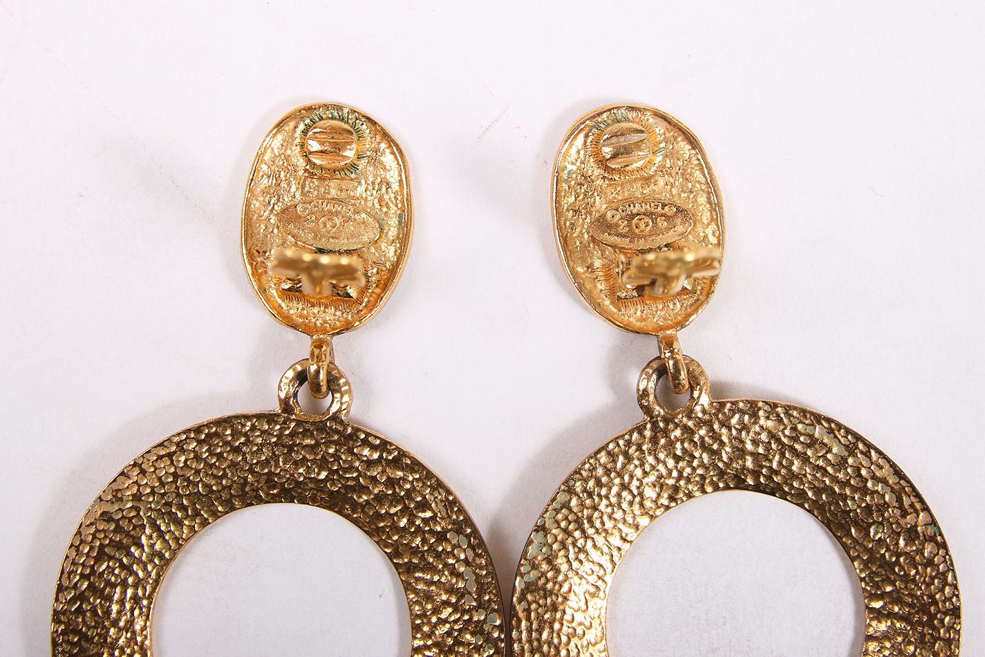 Women's 1989 Chanel Dangling Hammered Gold Hoop Earrings Etched w/CC Logo & Crown Motif For Sale