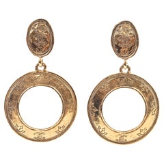 1989 Orecchini Chanel a cerchio in oro martellato incisi con logo CC e motivo a corona
