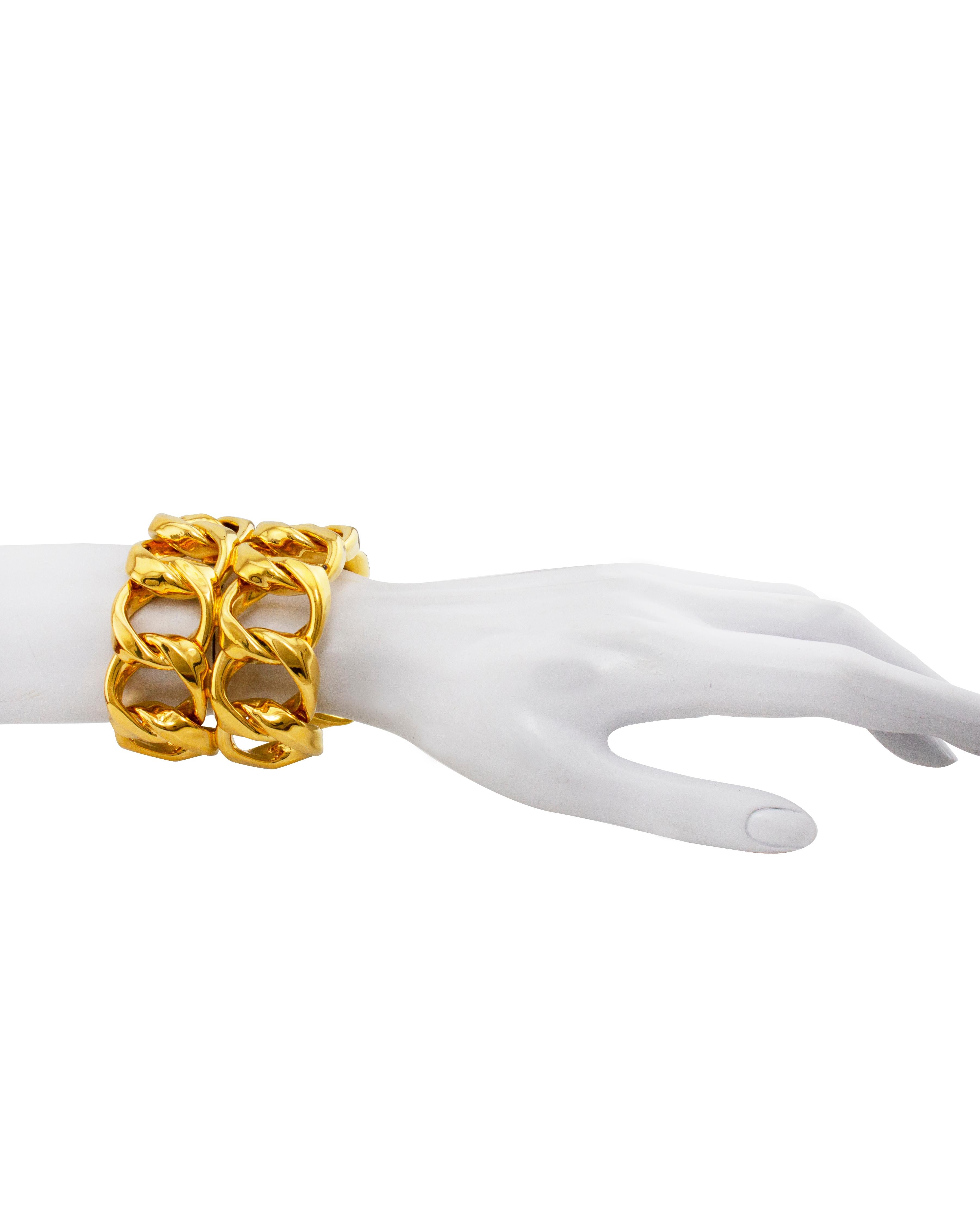 1989 Chanel Interlocking Double Chain Cuff Bracelet Col.26 In Good Condition For Sale In Toronto, Ontario