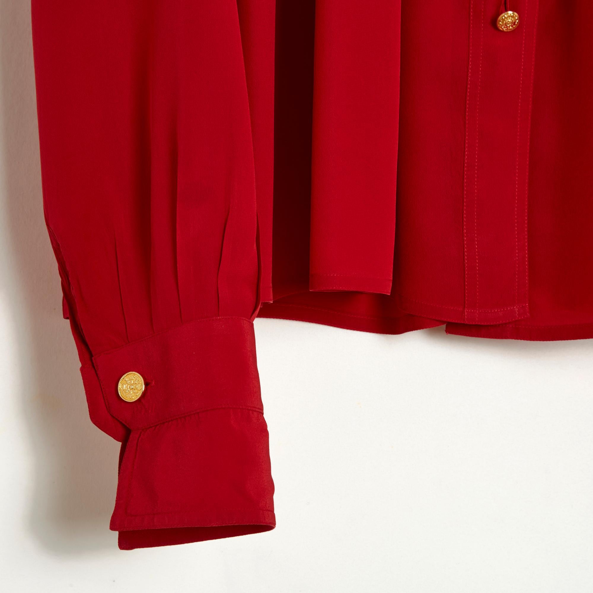 1989 Chanel Rote plissierte Seidenbluse FR40 aus Seide für Damen oder Herren im Angebot