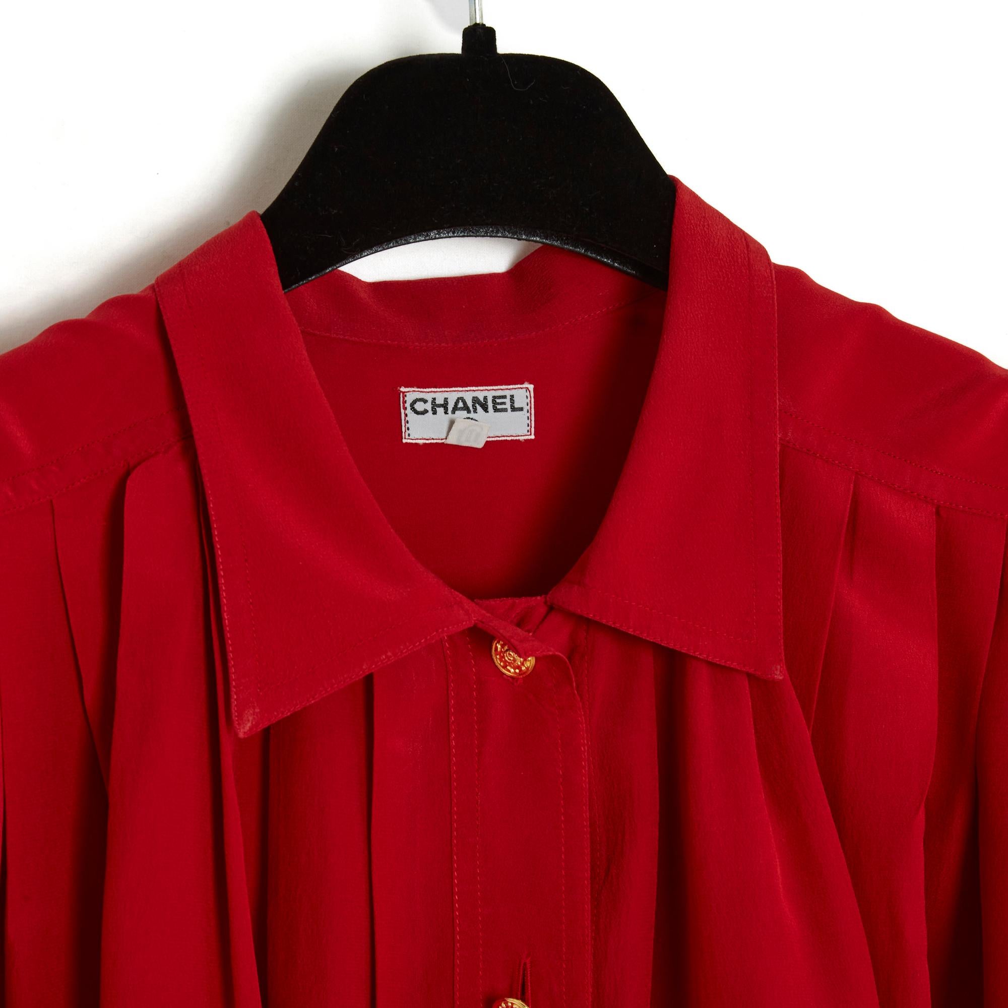 1989 Chanel Rote plissierte Seidenbluse FR40 aus Seide im Angebot 1