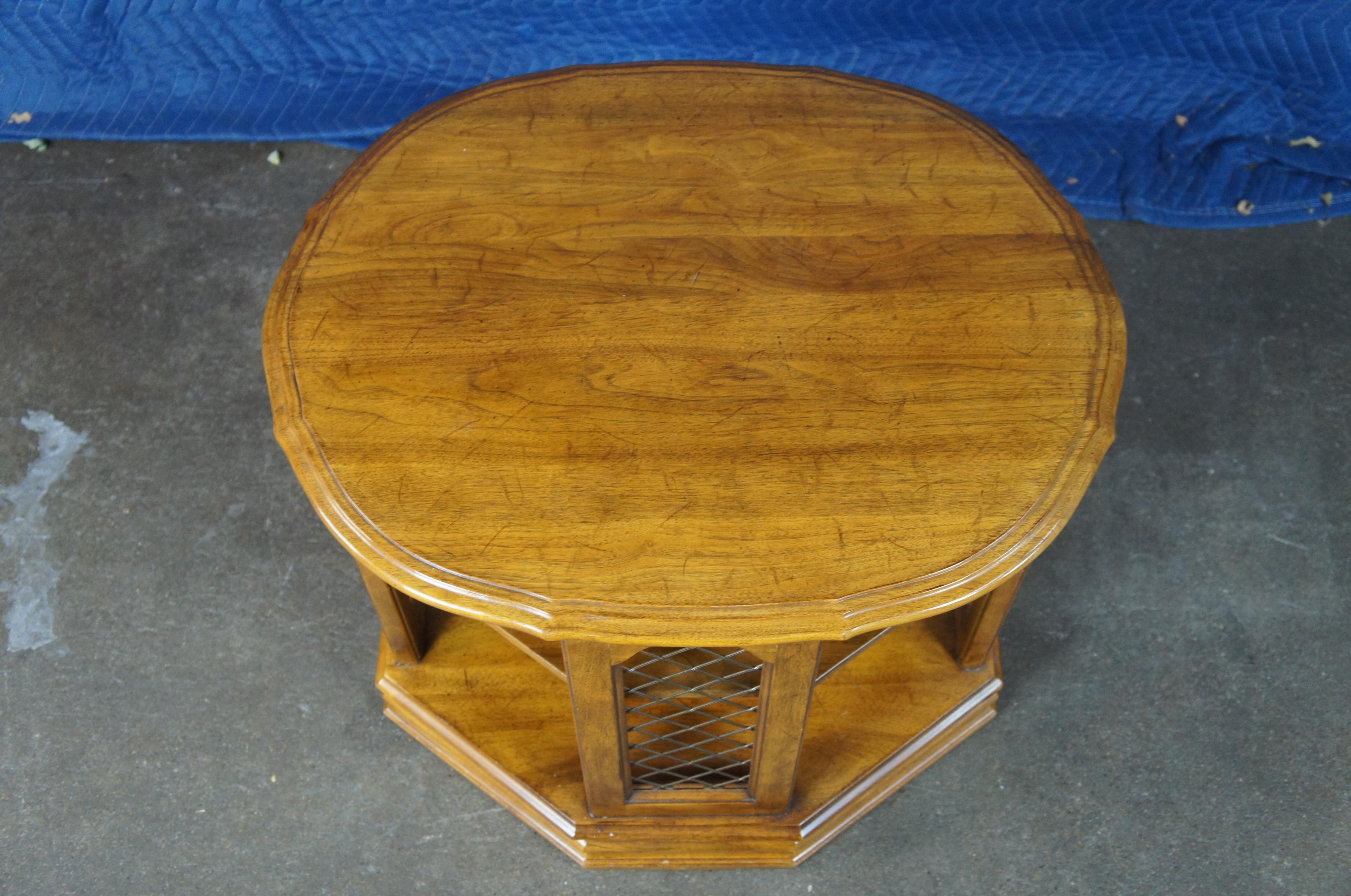 Fin du 20e siècle Meuble de rangement Davis 1989 Noyer Table d'appoint octogonale ovale à 3 niveaux Lattice d'extrémité pour livres en vente