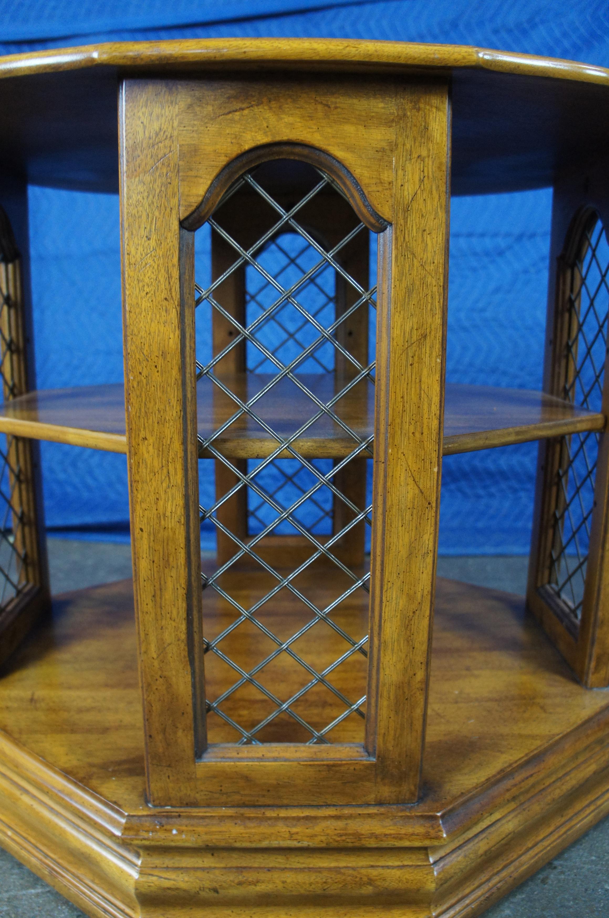 Meuble de rangement Davis 1989 Noyer Table d'appoint octogonale ovale à 3 niveaux Lattice d'extrémité pour livres en vente 1