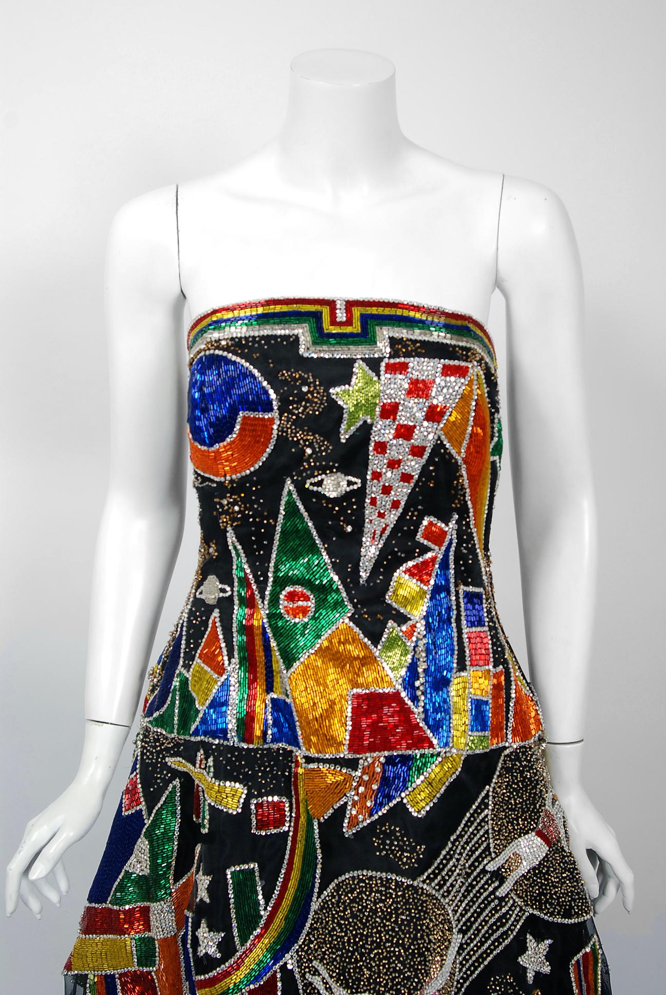 Une robe perlée à la main de Gianni Versace d'une qualité exceptionnelle, digne d'un musée, et un châle complet assorti, datant de sa célèbre collection de haute couture de 1989. Cet ensemble unique en son genre a été commandé sur mesure pour une