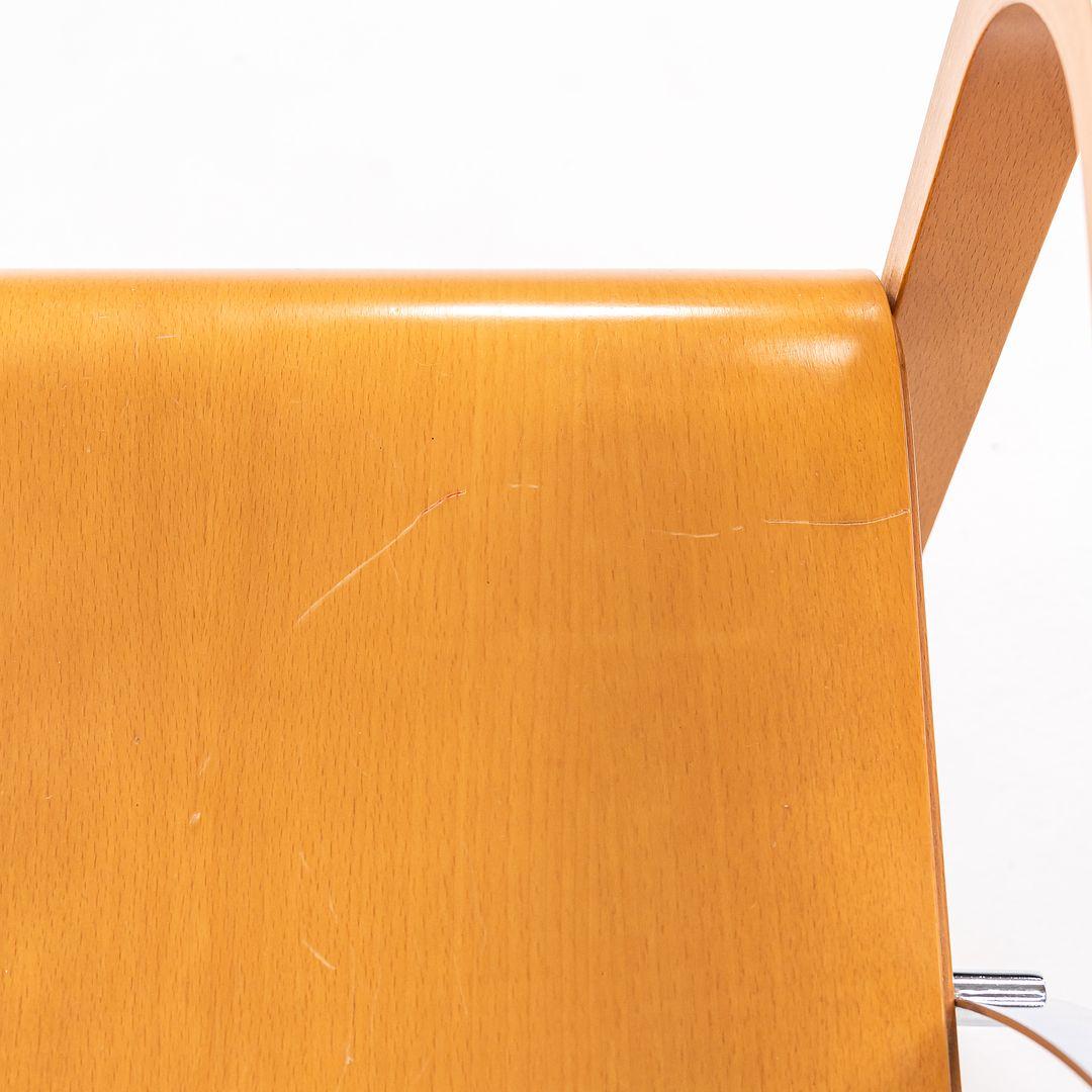 Sillón Ginotta, diseñado por Enrico Franzolini para Crassevig en 1989. Esta pieza fue fabricada en Italia e importada a EE.UU. para su distribución por Knoll. Su sencillo diseño escultural presenta un armazón de madera contrachapada curvada y una