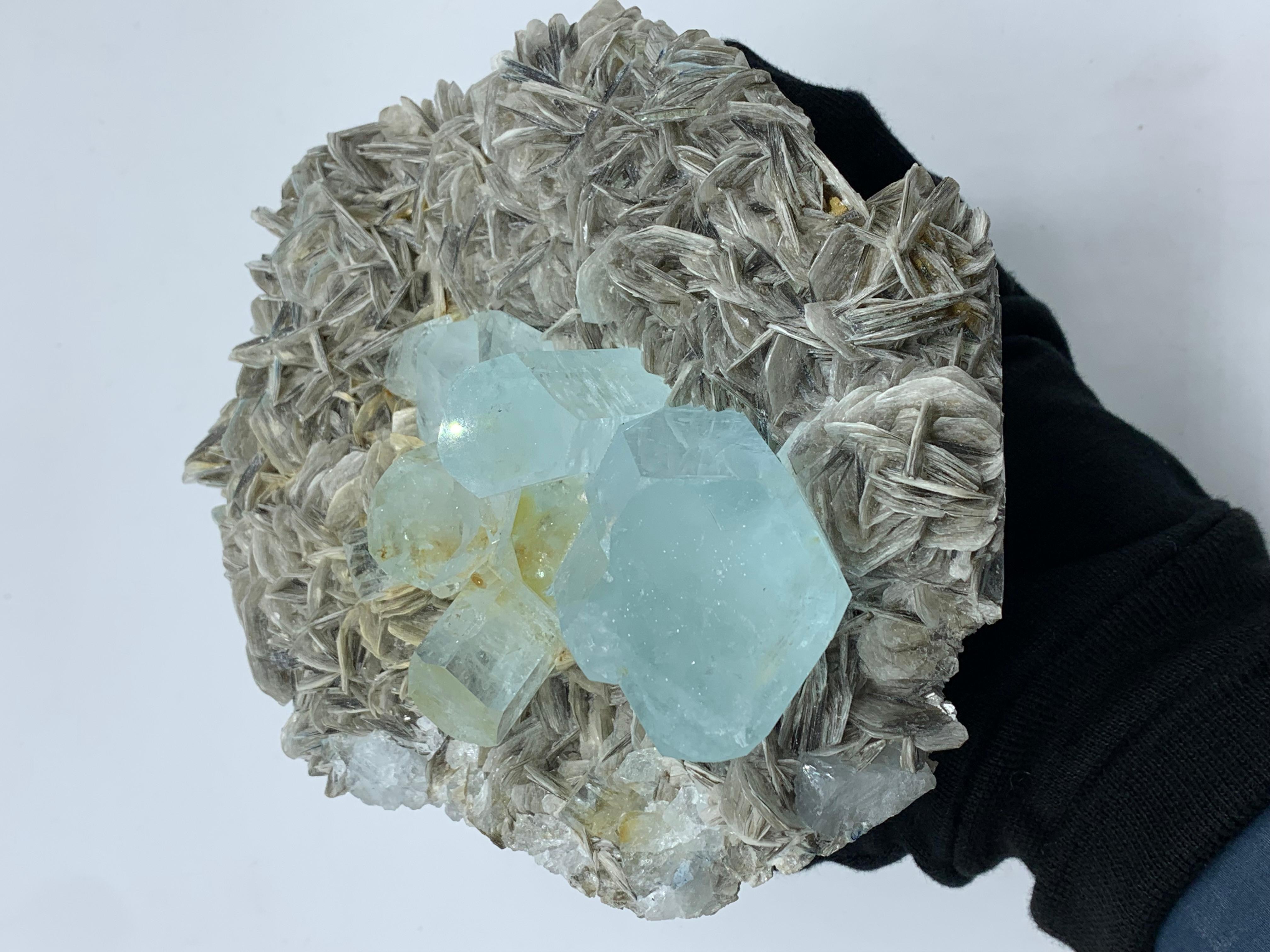 1989 Gram Magnificent Aquamarine Specimen With Muscovite From Nagar, Pakistan  In Good Condition For Sale In Peshawar, PK