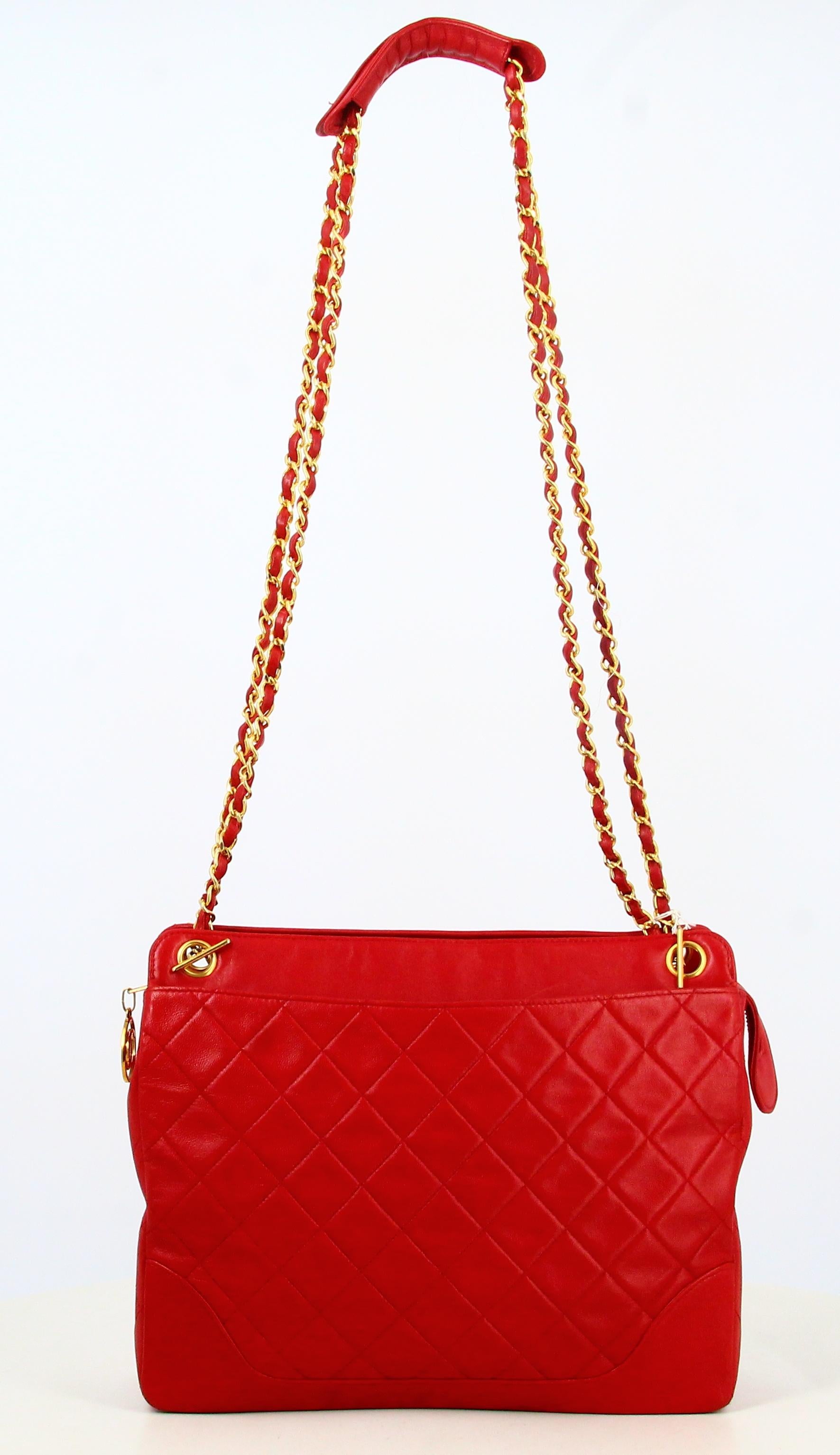 1989 Handbag Chanel quilted leather Red 

- Good condition. Slight traces of wear with time. 
- Chanel Handbag 
- Red quilted leather 
- Two red leather straps and golden chain 
- Two pockets on the front and back of the bag 
- Interior: Red leather
