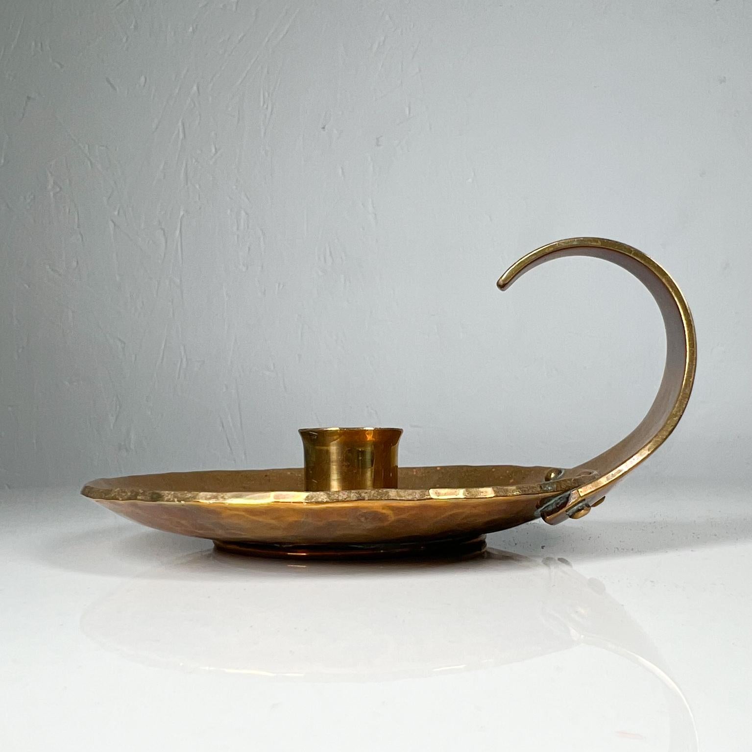 1989 HB sculptural chamber candle holder dish in brass
Measures: 2.5 tall x 4.5 diameter x 5.13 depth
Stamped at bottom.
Original vintage condition.
See listed images please.