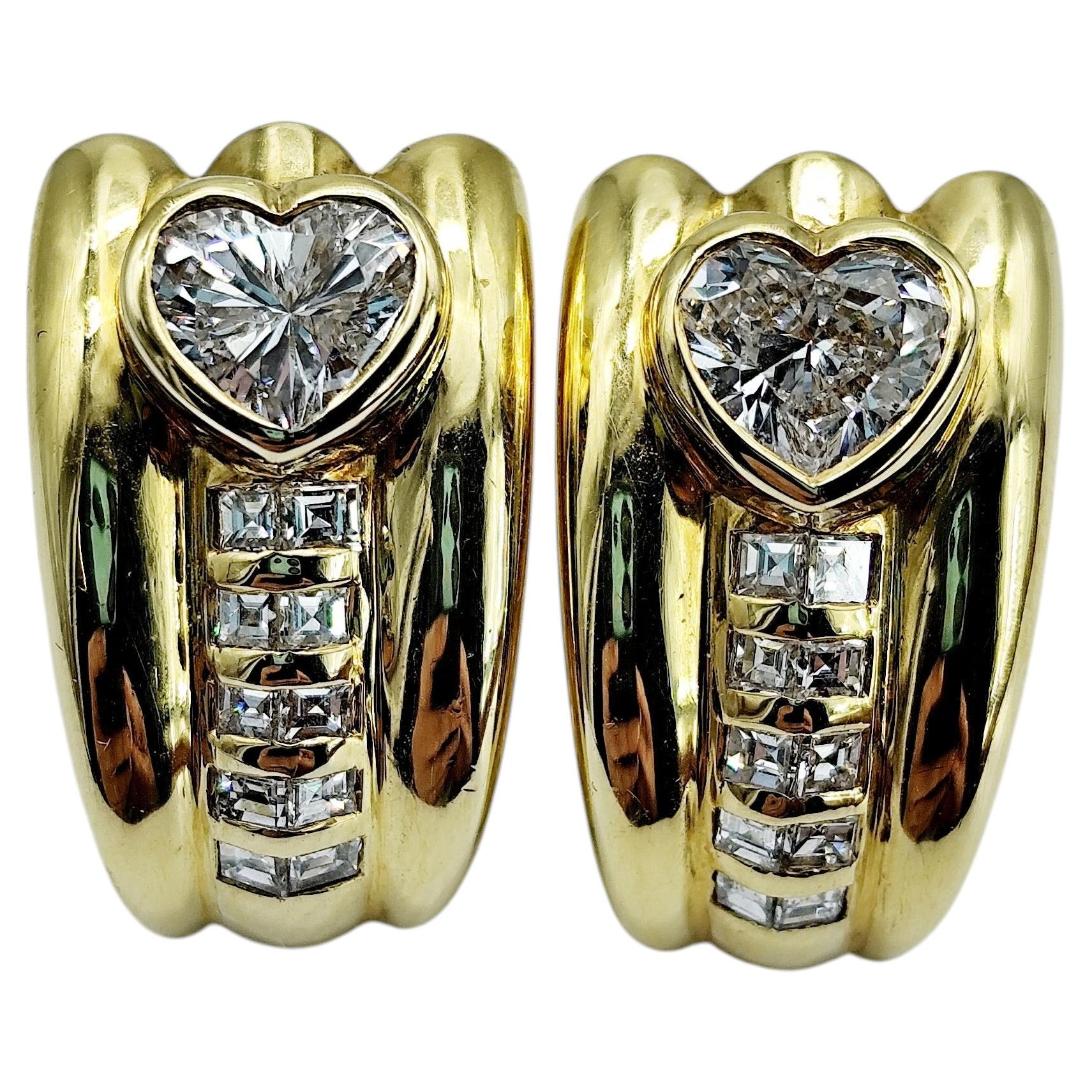 1989 Diamante talla corazón y diamante talla carré Pendientes Omega Back de oro amarillo de 18 quilates