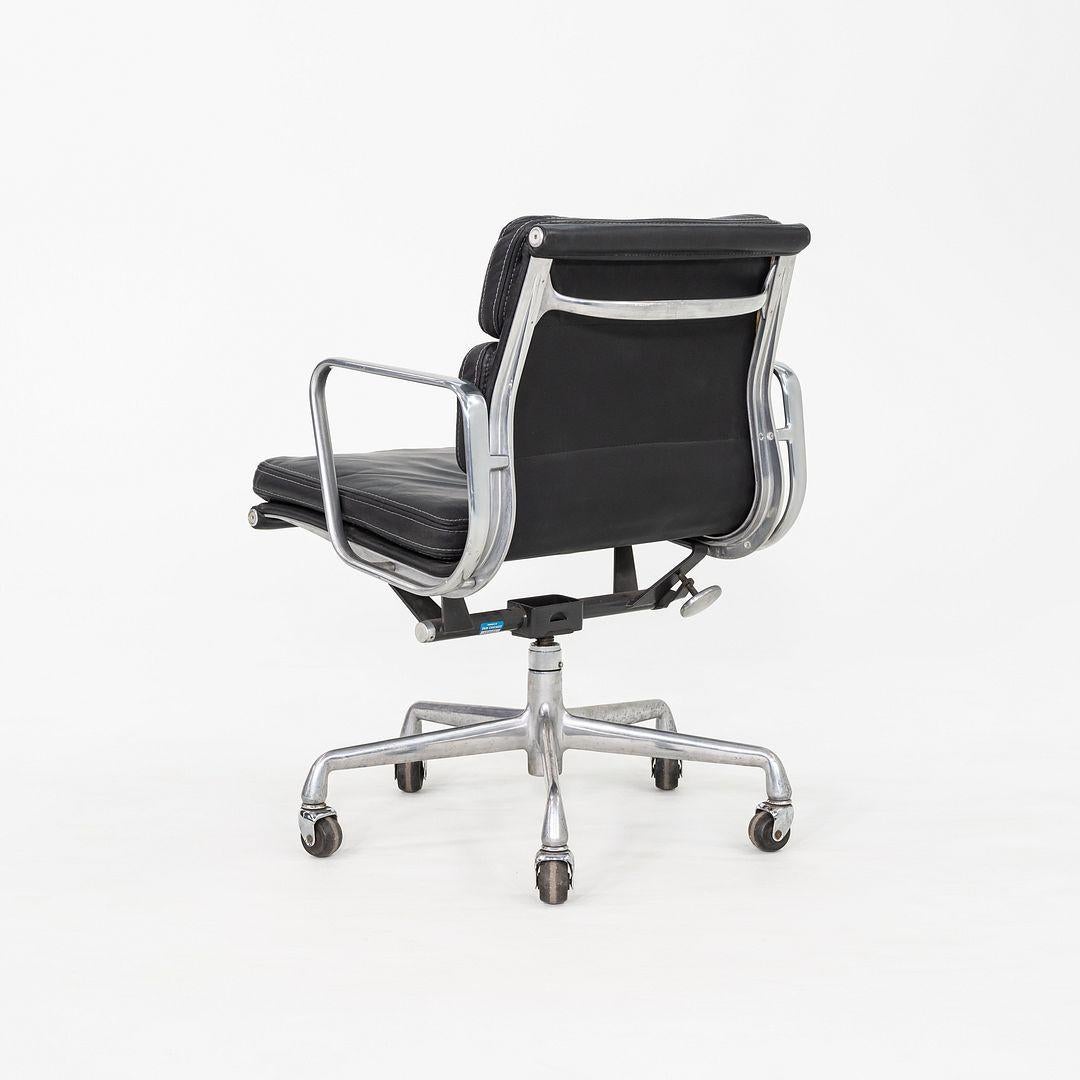 Si tratta di una sedia Eames Aluminum Group Soft Pad Management Chairs, modello EA435, originariamente progettata da Charles e Ray Eames per Herman Miller nel 1969. Questi esempi risalgono al 1989. Il design è caratterizzato da una struttura in
