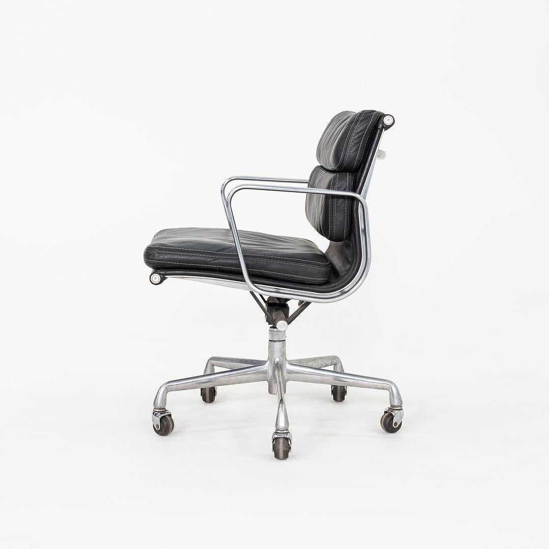 Moderno 1989 Herman Miller Eames Soft Pad Management Desk Chair in pelle nera in vendita