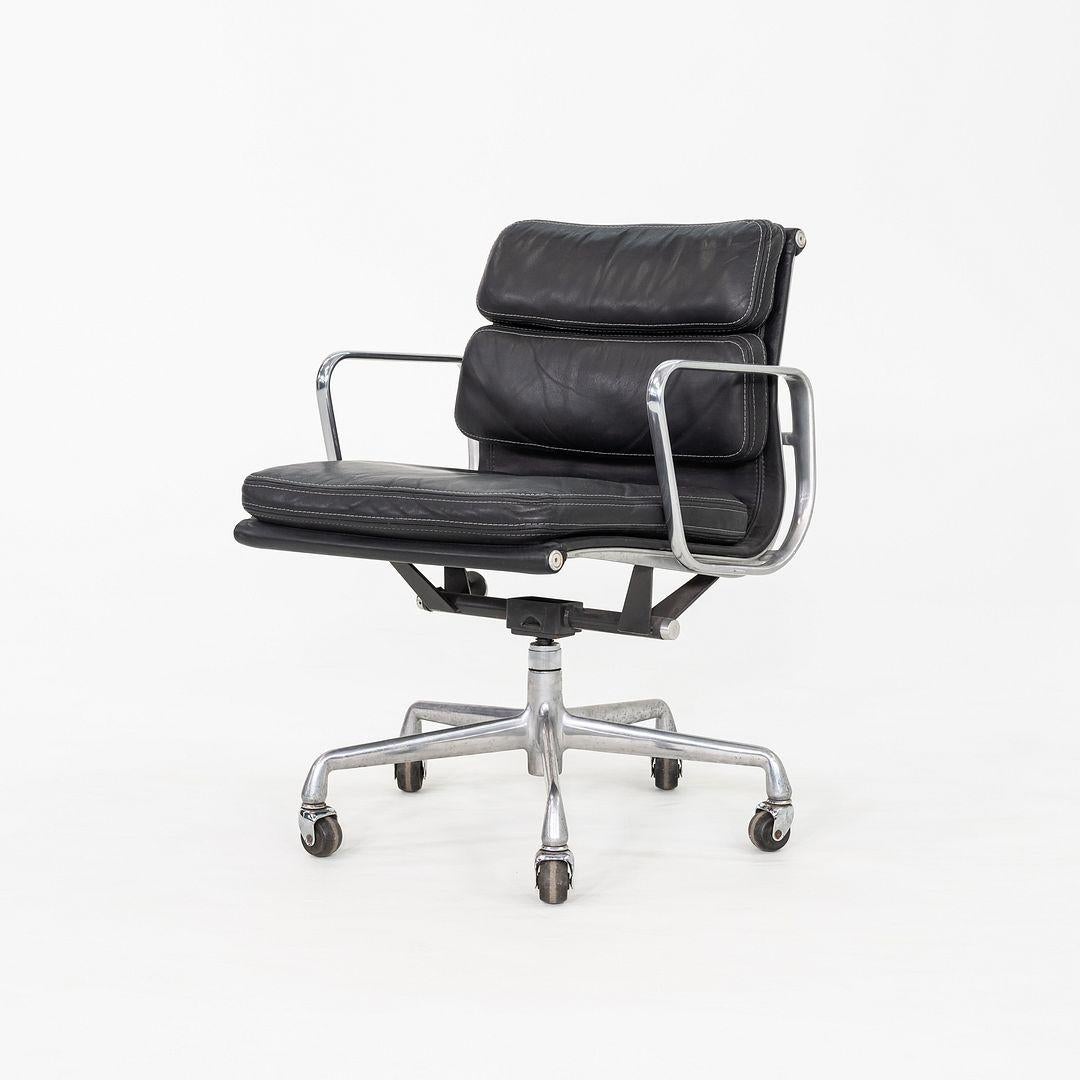 Americano 1989 Herman Miller Eames Soft Pad Management Desk Chair in pelle nera in vendita