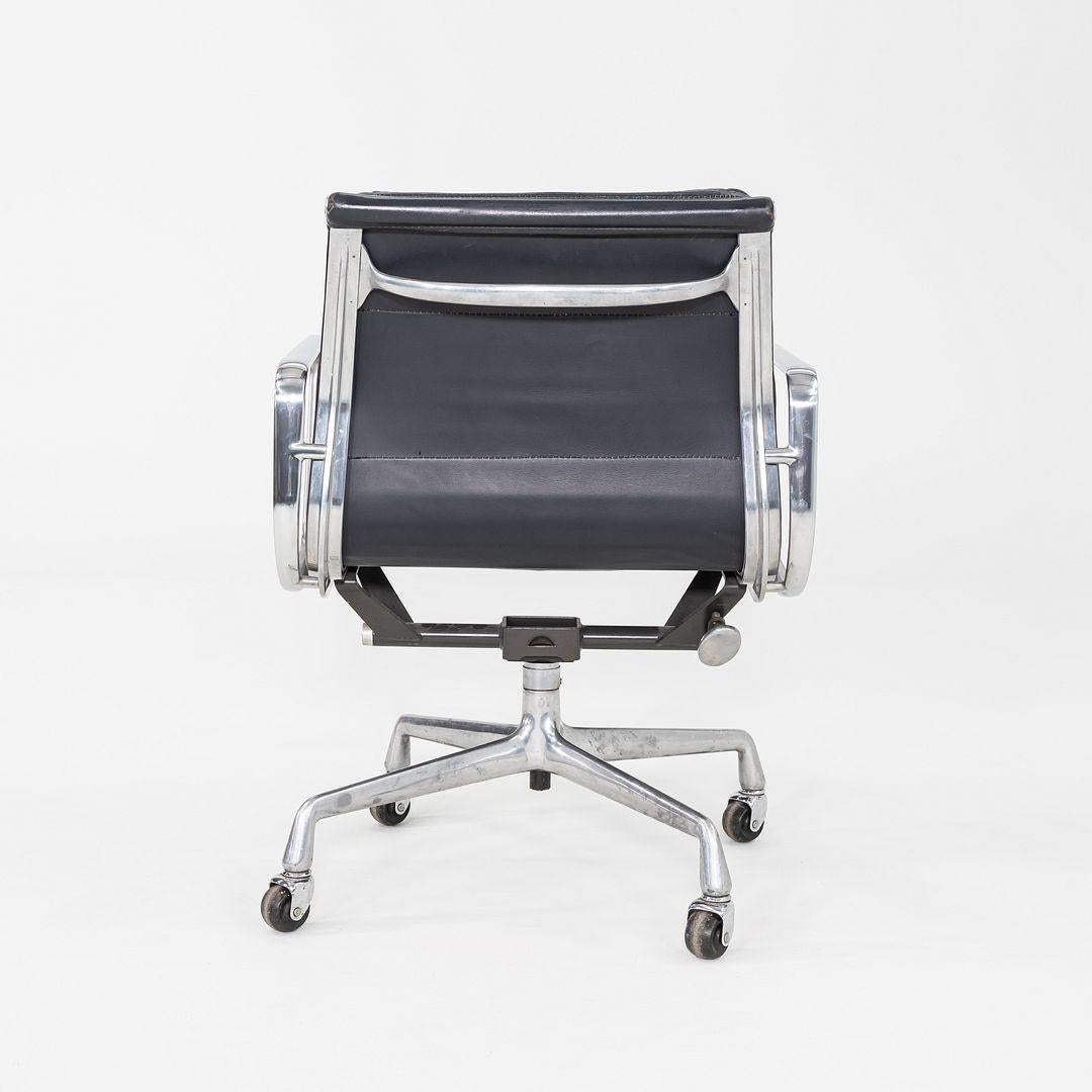 Aluminium 1989 Herman Miller Eames Soft Pad Management Desk Chair en cuir noir en vente