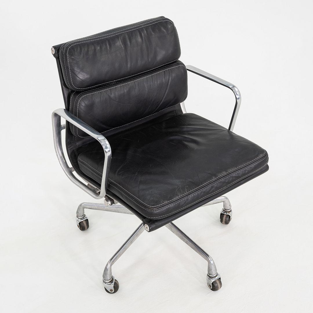Alluminio 1989 Herman Miller Eames Soft Pad Management Desk Chair in pelle nera in vendita