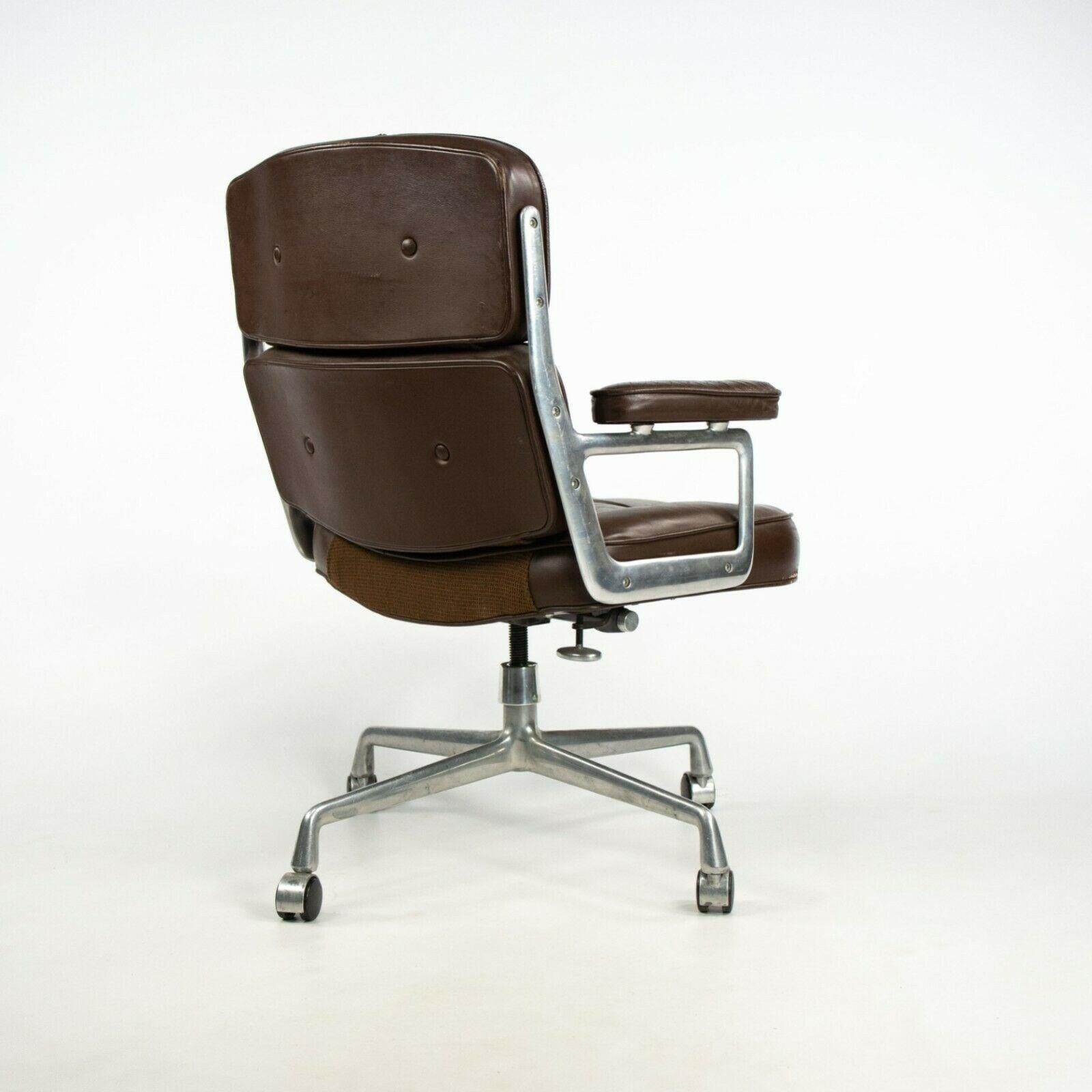 1989 Herman Miller Eames Time Life Executive Desk Chair in Brown Leather In Good Condition In Philadelphia, PA
