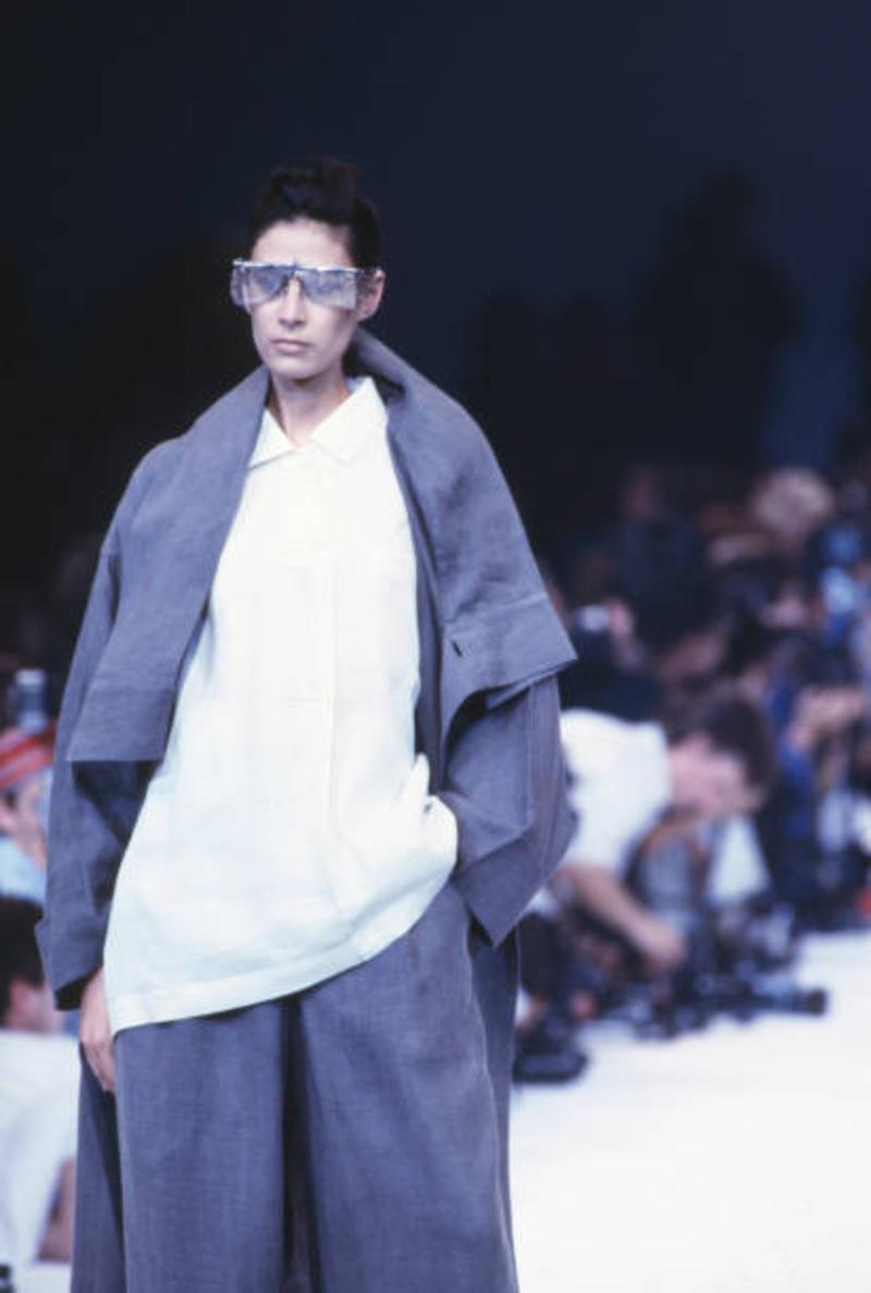 1989 ISSEY MIYAKE draped linen RUNWAY coat with unique button closure im Angebot 7