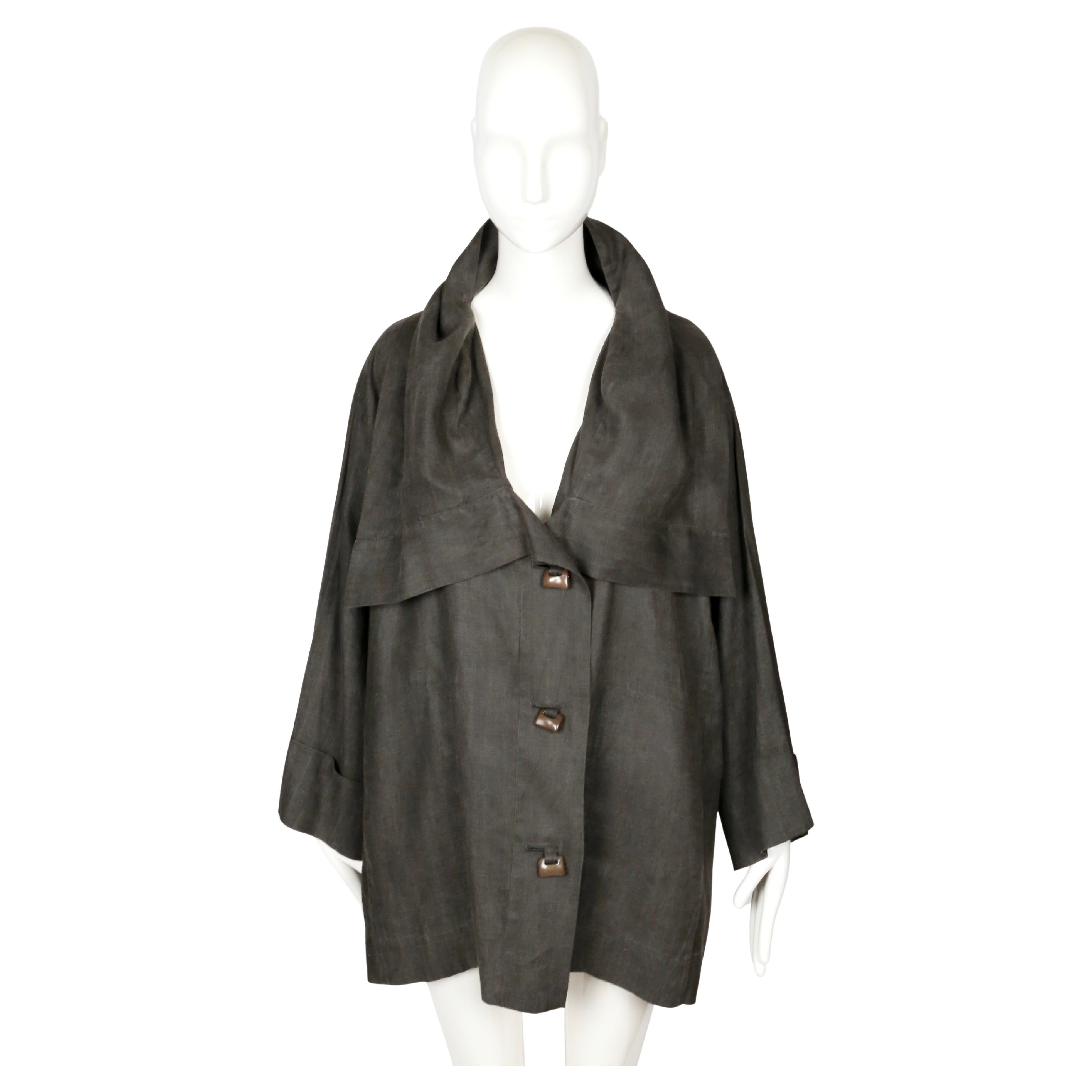 1989 ISSEY MIYAKE draped linen RUNWAY coat with unique button closure (Schwarz) im Angebot