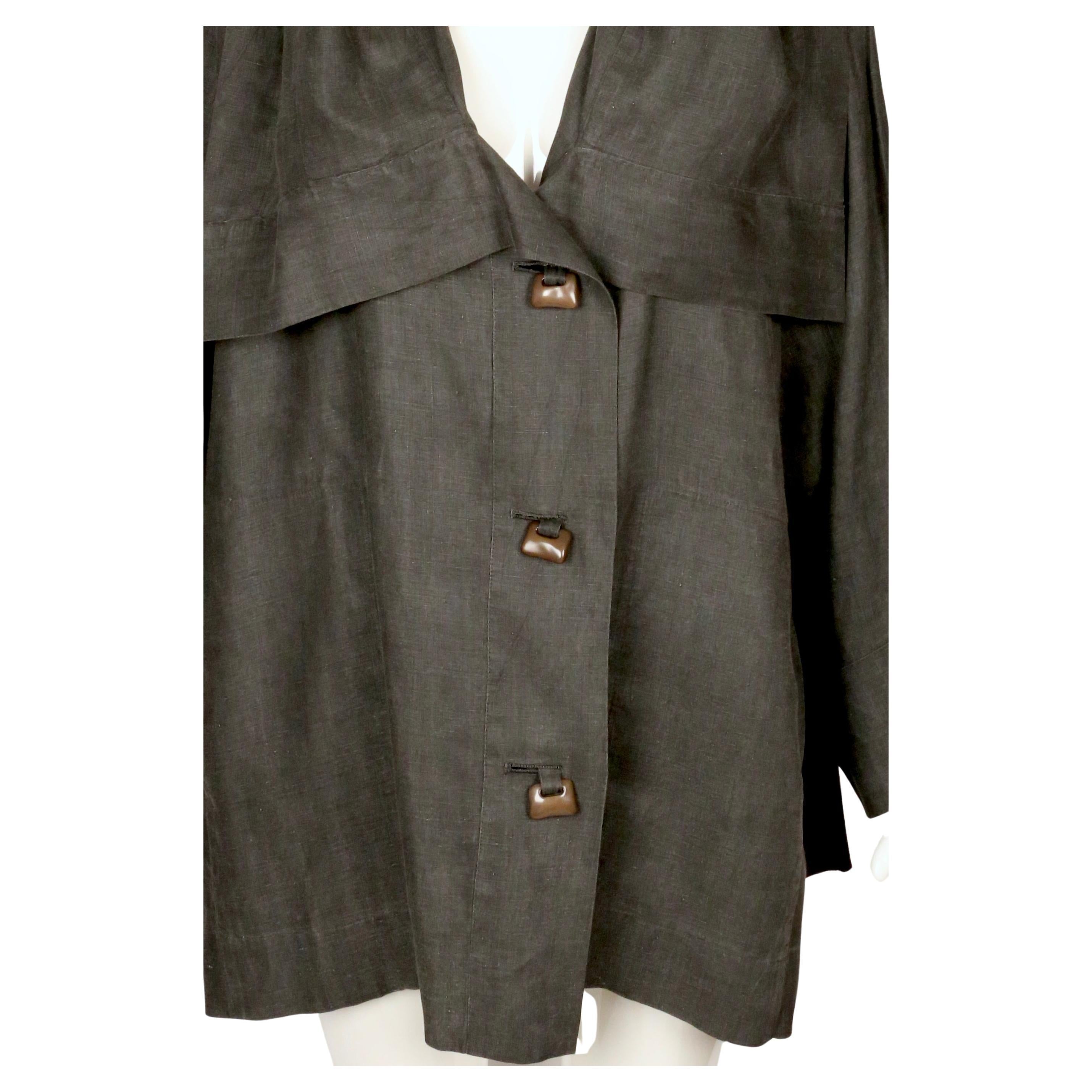1989 ISSEY MIYAKE draped linen RUNWAY coat with unique button closure im Zustand „Gut“ im Angebot in San Fransisco, CA