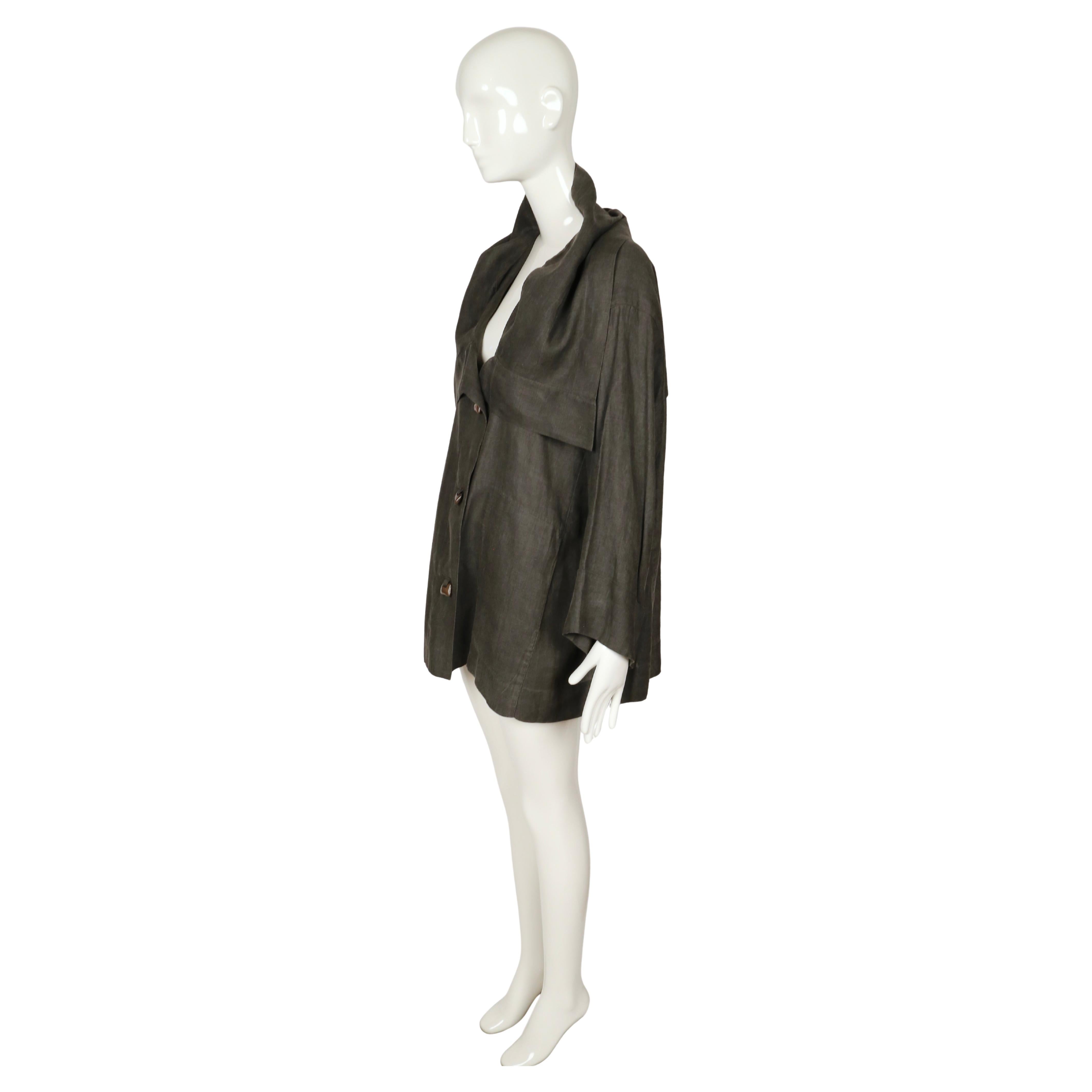 1989 ISSEY MIYAKE draped linen RUNWAY coat with unique button closure für Damen oder Herren im Angebot