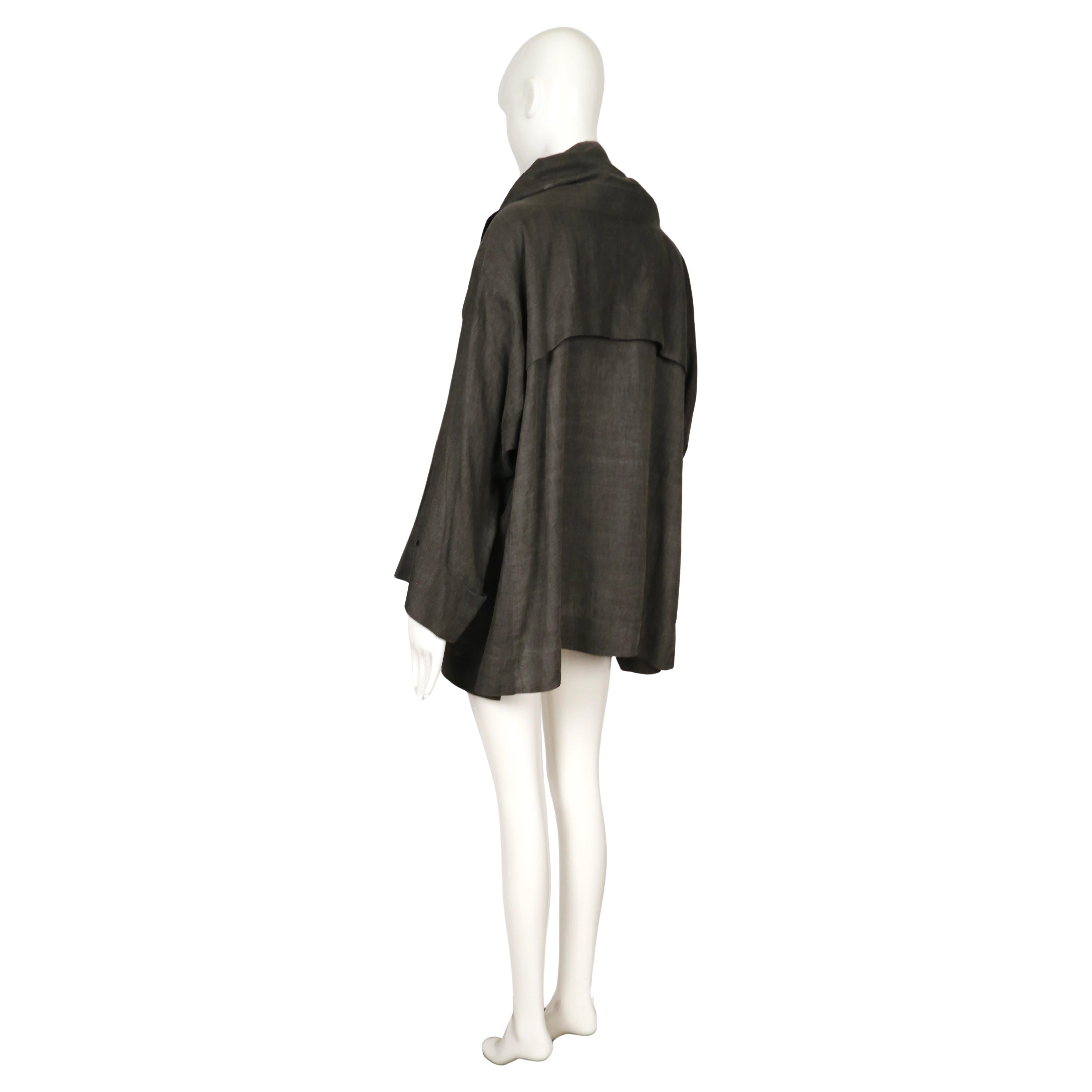 1989 ISSEY MIYAKE draped linen RUNWAY coat with unique button closure im Angebot 2