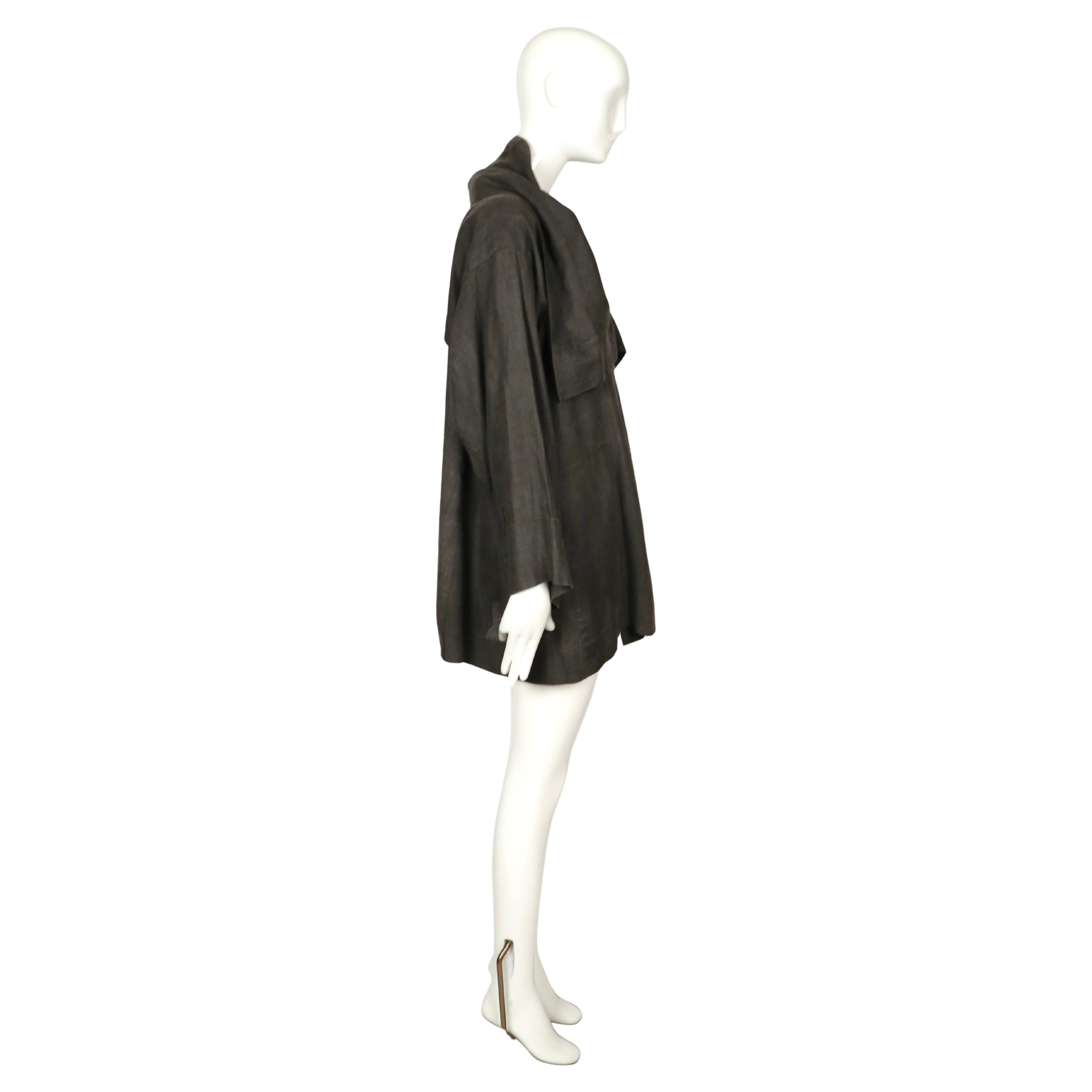 1989 ISSEY MIYAKE draped linen RUNWAY coat with unique button closure im Angebot 3