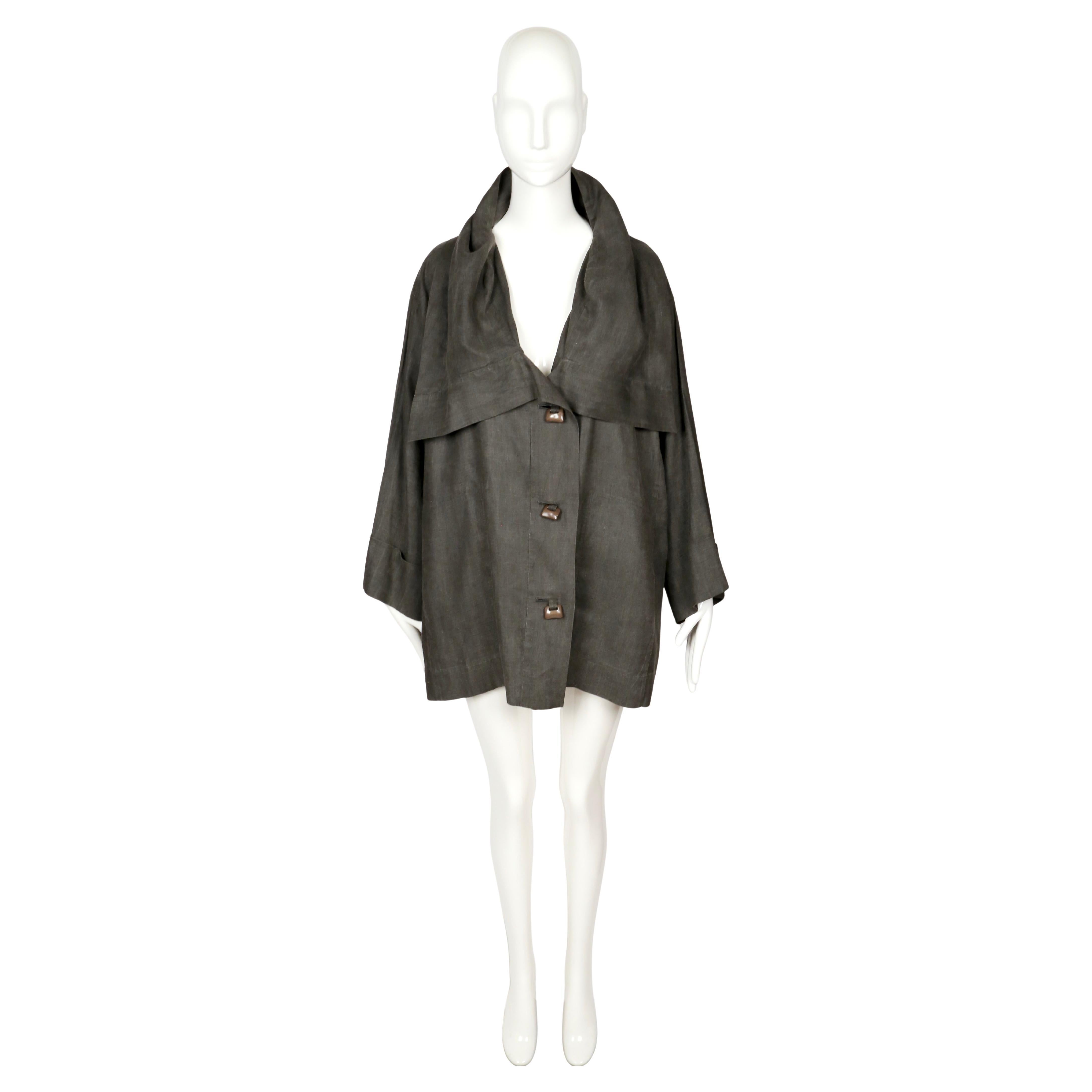 1989 ISSEY MIYAKE draped linen RUNWAY coat with unique button closure im Angebot