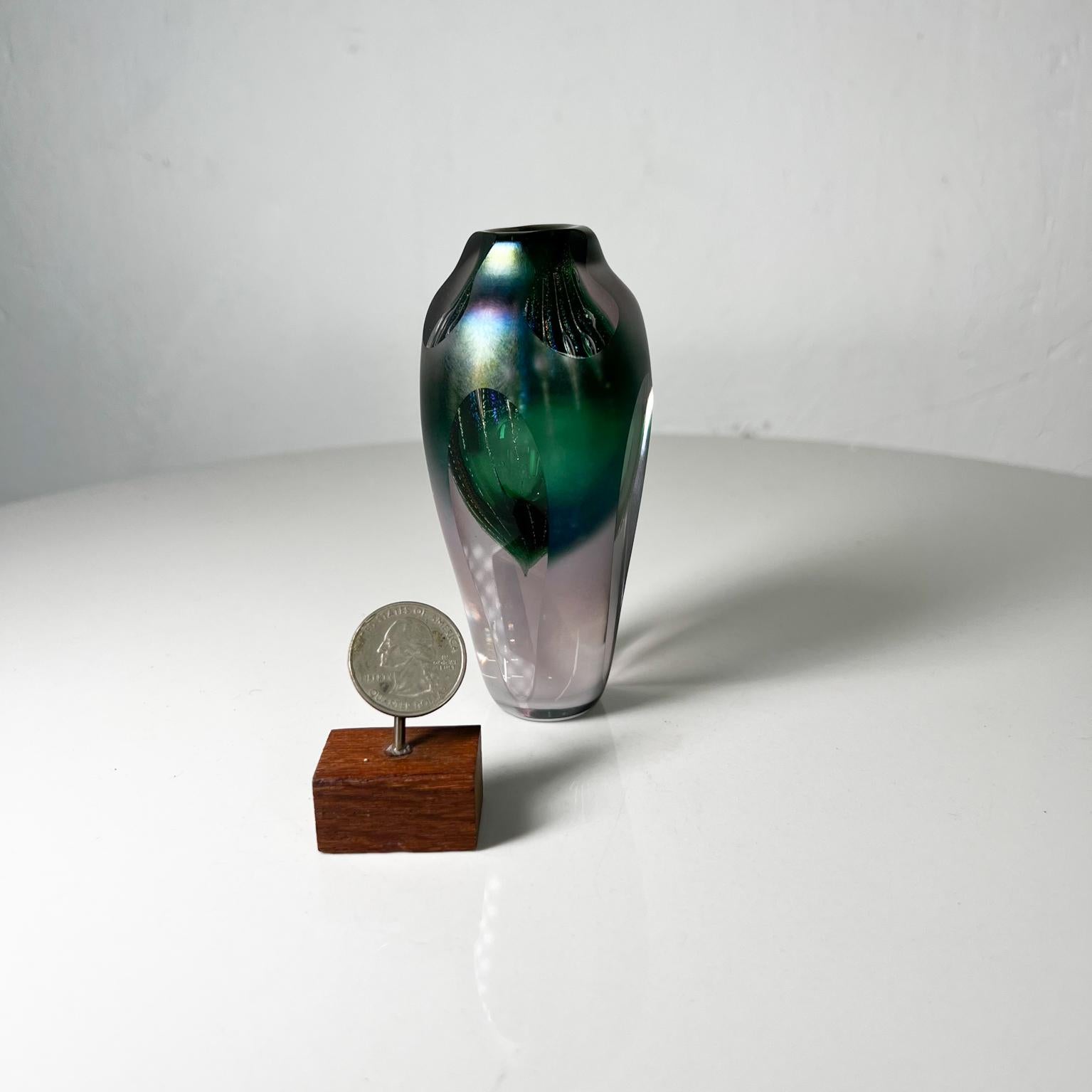 Par Brian Maytum Art Glass
Vase en verre d'art soufflé Modern Studio Vert
1989 daté et signé en bas.
4,38 de haut x 2,13 de diamètre
État original vintage d'occasion.
Voir toutes les images.

