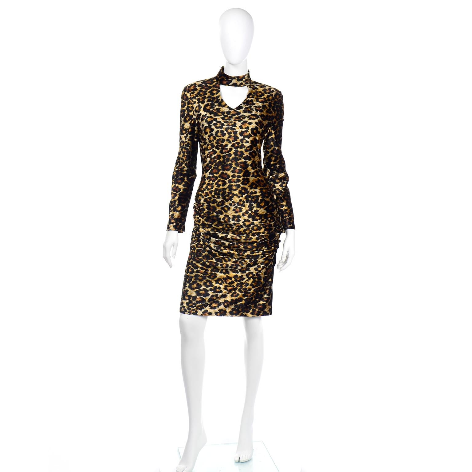 Dieses seltene Vintage-Kleid mit Leopardenmuster von Patrick Kelly ist aus einem Stretch-Stoff mit Rüschen an den mit schwarzem Samt verkleideten Seiten, die sich perfekt an den Körper anschmiegen. Wir lieben dieses Bodycon-Kleid im Vintage-Stil und
