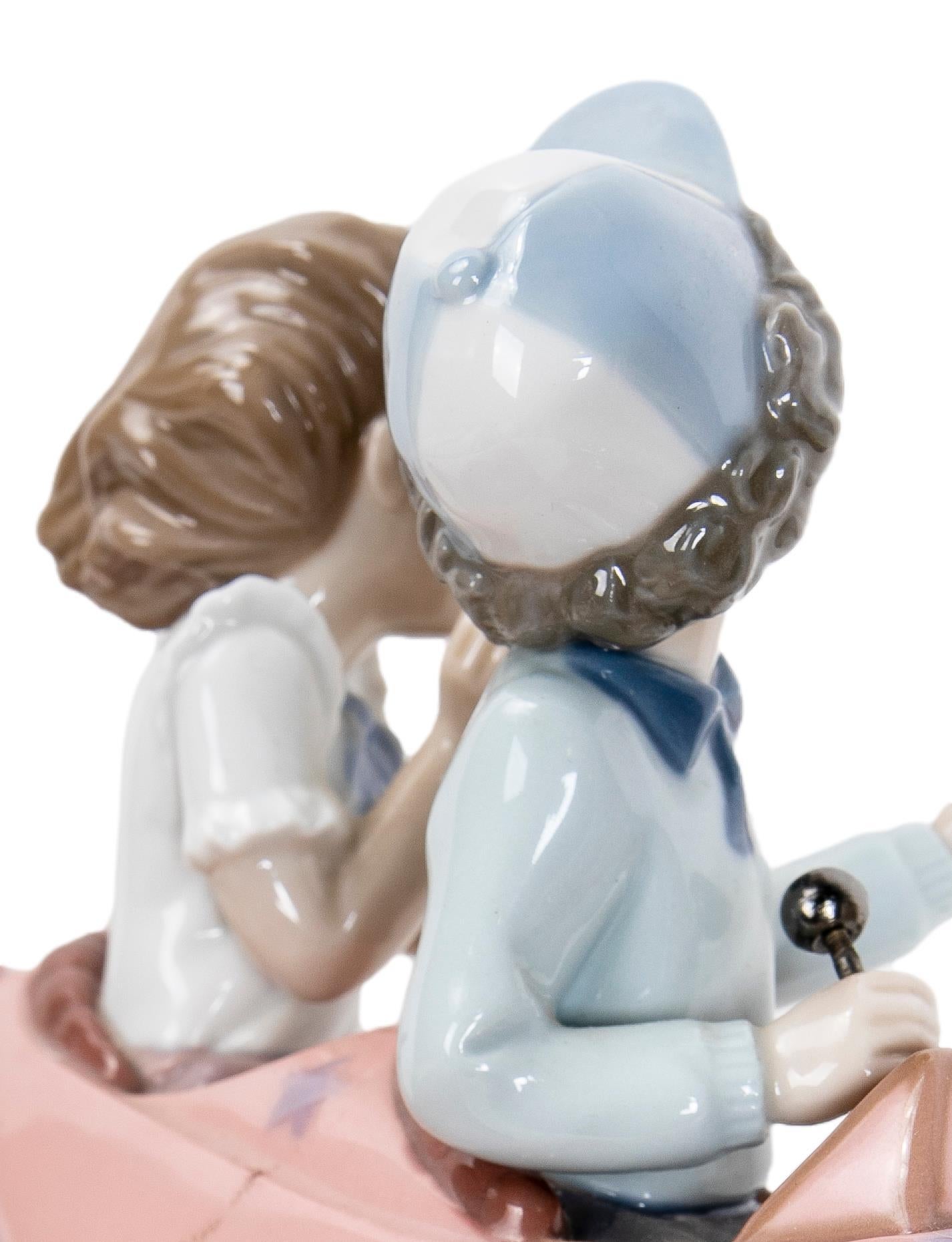 1989 Porzellanfigur von Kindern im Flugzeug, signiert vom Haus LLadró im Angebot 6